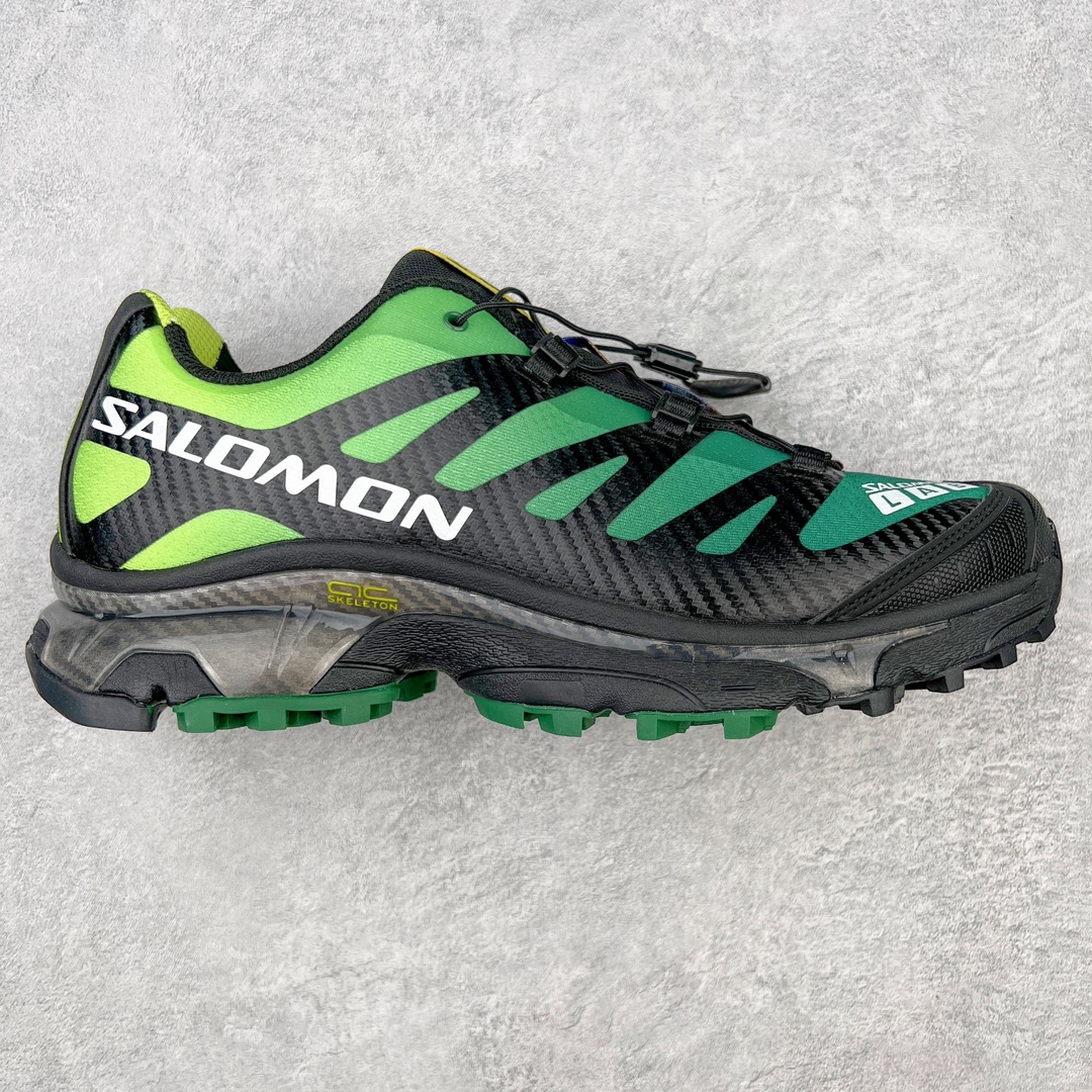 ＃GX/绿X Salomon XT-4 OG Advanced 萨洛蒙系列低帮城市越野机能透气休闲运动鞋 鞋舌处附有迷你网眼袋收纳鞋绳以及下方的多色 Logo 标签 接着搭载奶油色 ACS 技术中底以及金色 TPU 塑料部件提升鞋款耐用性 中底与鞋面之间饰有海蓝色条状细节有效增添鞋款层次 最后应用黑色 Contragrip Chevron 外底完成鞋款设计 这次配色颇为高调 两款配色均以绚丽的渐变设计呈现 一款以粉紫渐变主打 另一款以黄绿渐变呈现 视觉效果相当吸睛 鞋面的使用玻璃纤维覆盖物加固 并通过细绳扣系带系统进行锁定 Salomon 的品牌logo 出现在脚后跟和前掌部位 中底虽然偏薄 但非常耐用 与模压塑料ACS 框架以及致密AC2 Muscle 鞋底单元结合 能够提供出色的支撑力和缓冲性 尺码：36 36.5 37.5 38 38.5 39 40 40.5 41 42 42.5 43 44 44.5 45-选品中心
