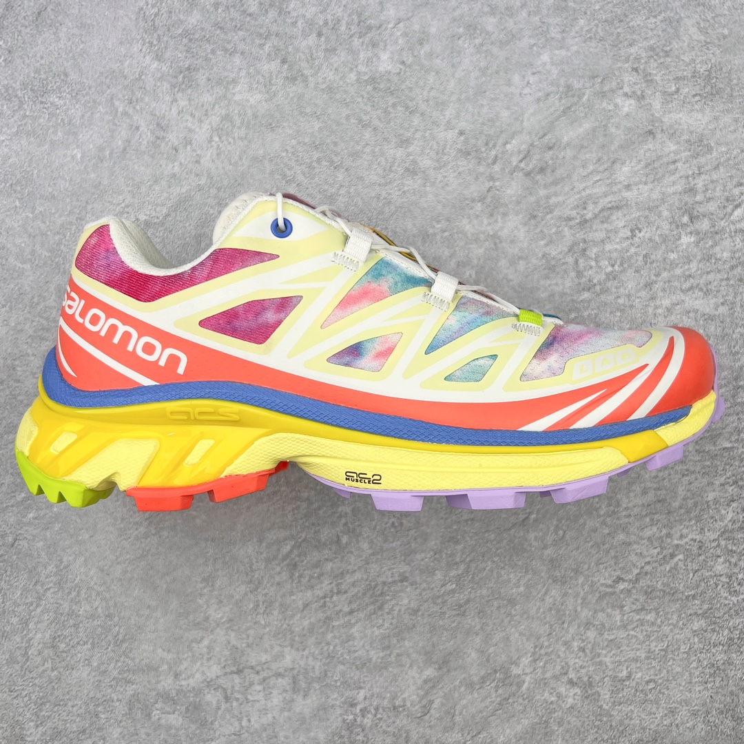 ＃绿X/GX 纯原福利 Salomon XT-6 萨洛蒙复古潮流户外机能登山跑鞋 纯原外贸平台特供订单 耗时半年巨作 全套原纸板楦头开发 原厂特供网布配套加持 确保原汁原味 完美呈现版型 原档数据独家私模五层组合大底 男女鞋同步官方开发至46.5 原装Ortholite轻量化鞋垫 中底布带钢印编号 原厂TPU锁扣 进口港宝加持 后跟自然饱满 还原公司包裹性 鞋面以“锯齿”状的包裹系统呈现 在基色底之下加入了各种色点缀 将公司的最新技术和时尚前卫的造型融入耐用的长跑款式中 鞋面由 TPU 薄膜制成 并焊接在高耐磨网眼上 使其既时尚又坚固 由 ACS底盘支撑 可增强稳定性和支撑力 以及由橡胶凸耳 Contragrip外底覆盖的 EVA 缓冲中底 旨在应对崎岖的地形 鞋舌上的彩色Salomon 标签、Quicklace 系统以及鞋头、鞋舌和鞋跟上的附加品牌使细节更加完美 让穿着者可以轻松驾驭户外与通勤下的任何运动生活场景 无缝鞋身户外随意纵横 颜值与脚感兼备 出街通勤 绝对非常吸睛 你值得拥有 尺码：36 36.5 37.5 38 38.5 39 40 40.5 41 42 42.5 43 44 44.5 45 46 46.5 注意：偏小1码-选品中心