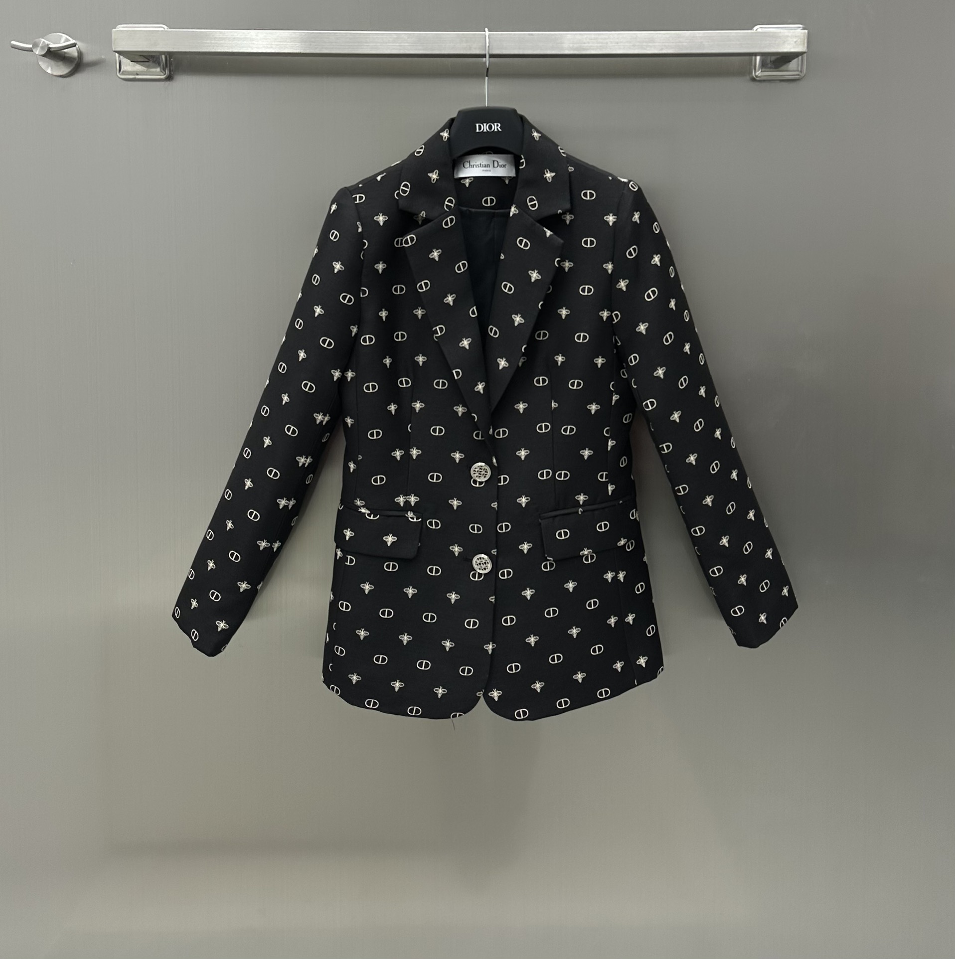 NO:696750,Dio* new product on the shelves, all-print suit suit customized with YB imported material, CD small bee all-print pattern, classic and high-end, stiff and stylish fabric characteristics, super texture, silhouette suit jacket tailoring, matching series of culottes, complete upper body, fashionable temperament, very tolerant to the figure, simplicity reveals a little sophistication, good for daily commuting, worry-free outfit, high version 2 colors, dior, skirts, jackets & coats, business suit,19860909Dio* 新品上架满印西服套装定制YB进口材质 CD小蜜蜂满印图案 经典又高级 硬挺有型的面料特性 超级显质感 廓形西装外套剪裁 搭配系列裙裤 成套上身气质时髦 对身材包容度很高 简约中透露出小小的精致 日常出街通勤都很不错 一套穿搭无忧 高版本2色,,dior,skirts,jackets & coats,business suit,,Women's clothing