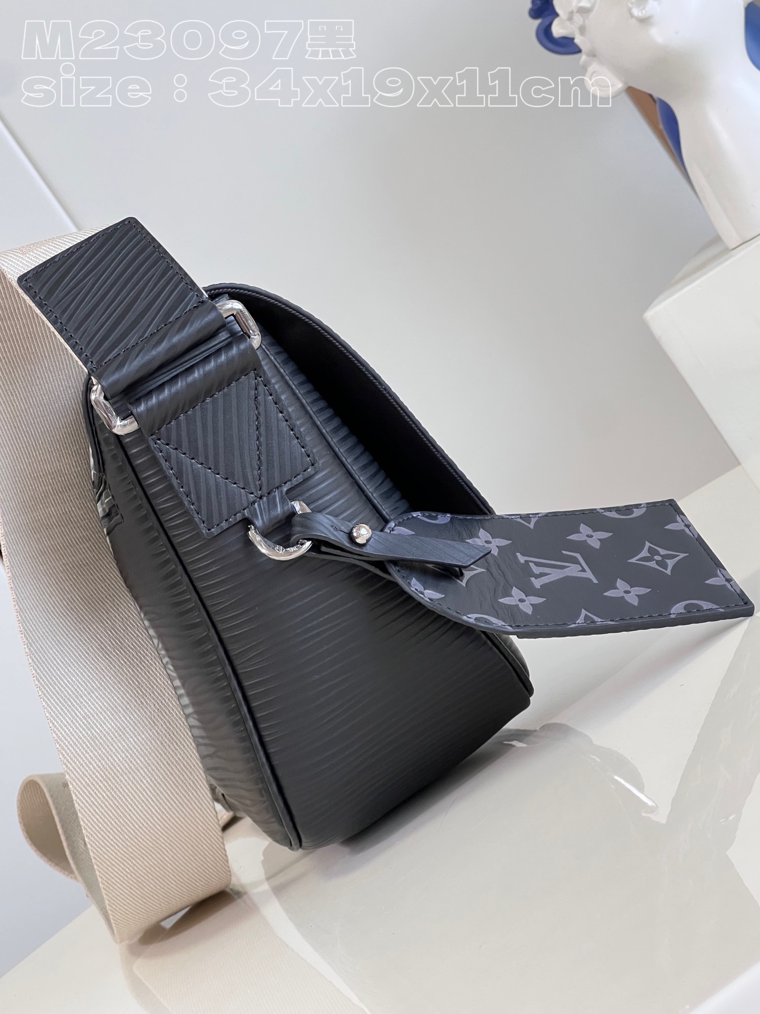 顶级原单M23097黑Montsouris邮差包为柔软牛皮革压印Epi图案以摩登构型囊括充裕空间口袋和隔