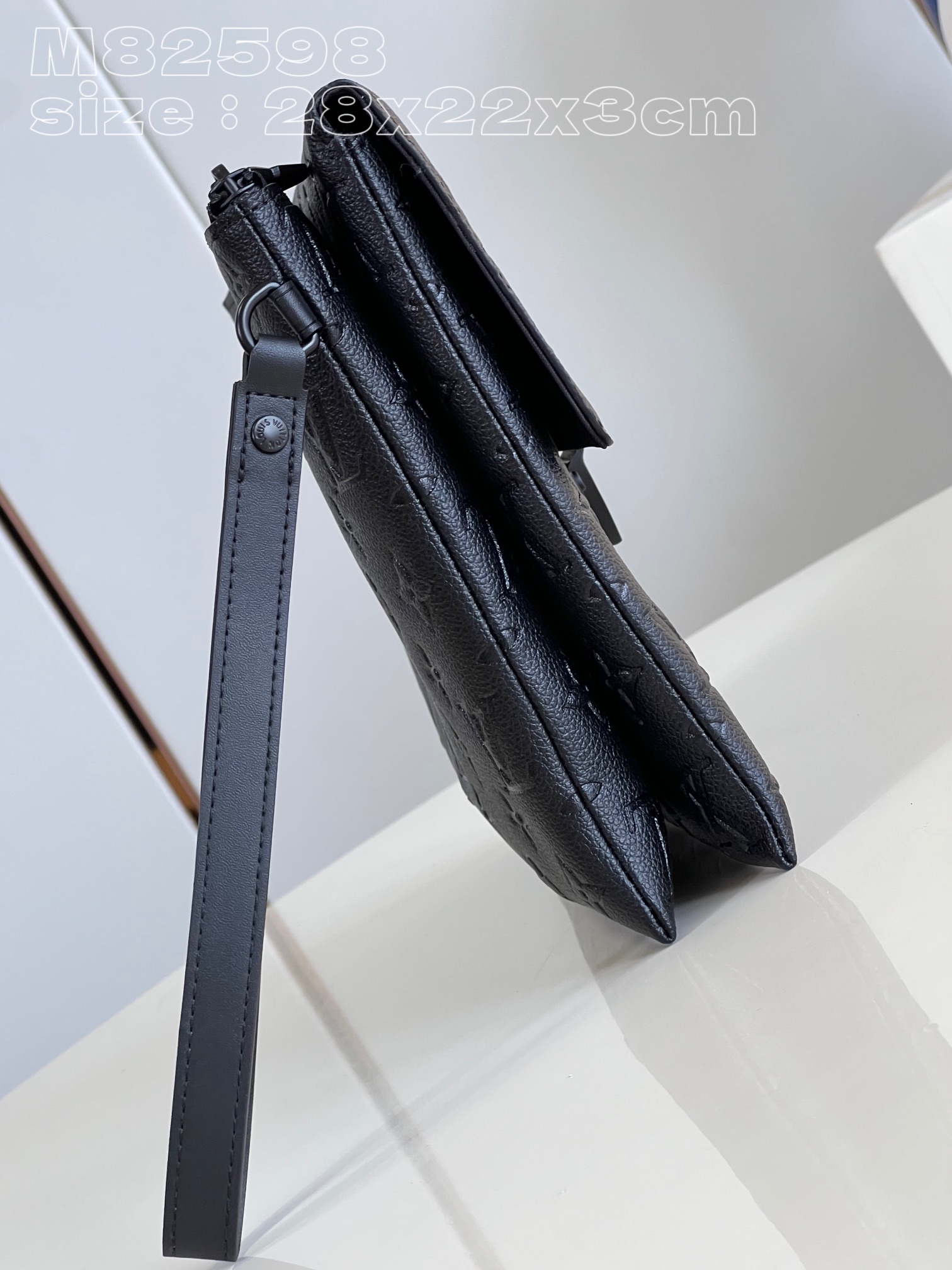 M82598黑压花 】M82559 S-Lock Pochette 手拿包选用 Monogram 压纹 Taurillon 皮革,以 3