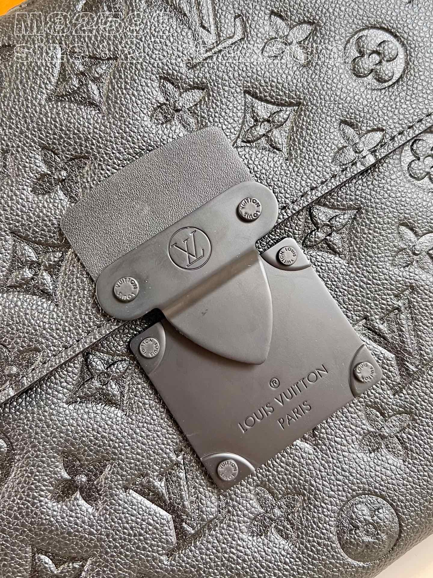 M82598黑压花 】M82559 S-Lock Pochette 手拿包选用 Monogram 压纹 Taurillon 皮革,以 2