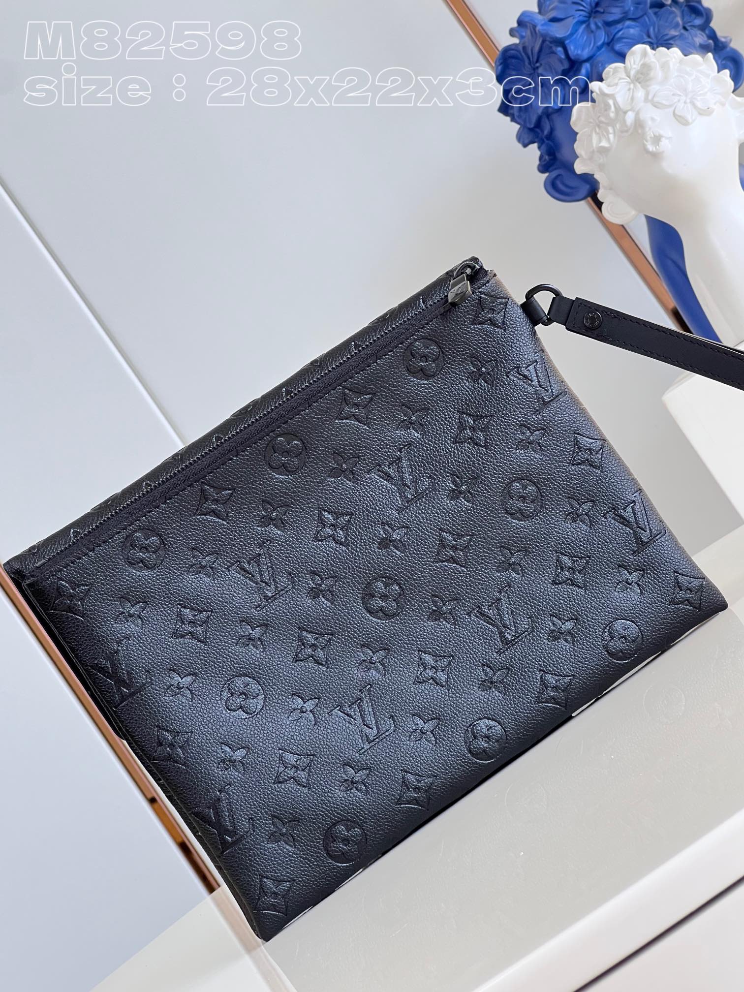 M82598黑压花 】M82559 S-Lock Pochette 手拿包选用 Monogram 压纹 Taurillon 皮革,以 4