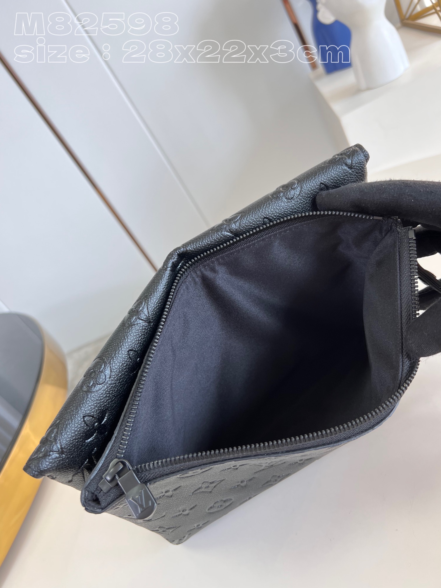M82598黑压花 】M82559 S-Lock Pochette 手拿包选用 Monogram 压纹 Taurillon 皮革,以 7