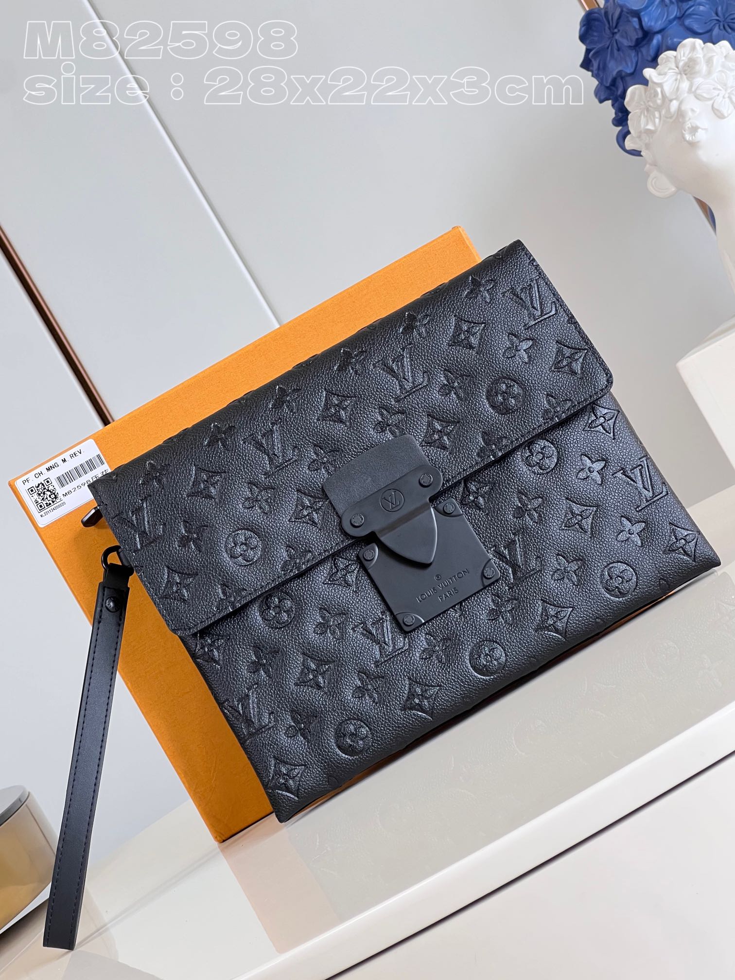 NO:400743,【Exclusive real photo M82598 black embossed】M82559 S-Lock Pochette clutch is made of Monogram embossed Taurillon leather, which uses S-Lock magnetic buckle to declare Louis Vuitton's classic recognition, and traces back to the suitcase lock design created by Georges Vuitton in 1886. Tighten the wristband, make the iPad easy to follow. 28 x 22.5 x 3.5 cm (length x height x width) C.450, LV [original leather],louis vuitton,louis vuitton,handbag19860909【独家实拍 M82598黑压花】M82559 S-Lock Pochette 手拿包选用 Monogram 压纹 Taurillon 皮革,以 S-Lock 磁扣宣示路易威登的经典辨识度,回溯 Georges Vuitton 创作于 1886 年的行李箱锁扣设计.系上腕带,即可令 iPad 轻松随行.28 x 22.5 x 3.5厘米(长度 x 高 x 宽) C.450,LV【原厂皮】,louis vuitton,louis vuitton,handbag,Bag