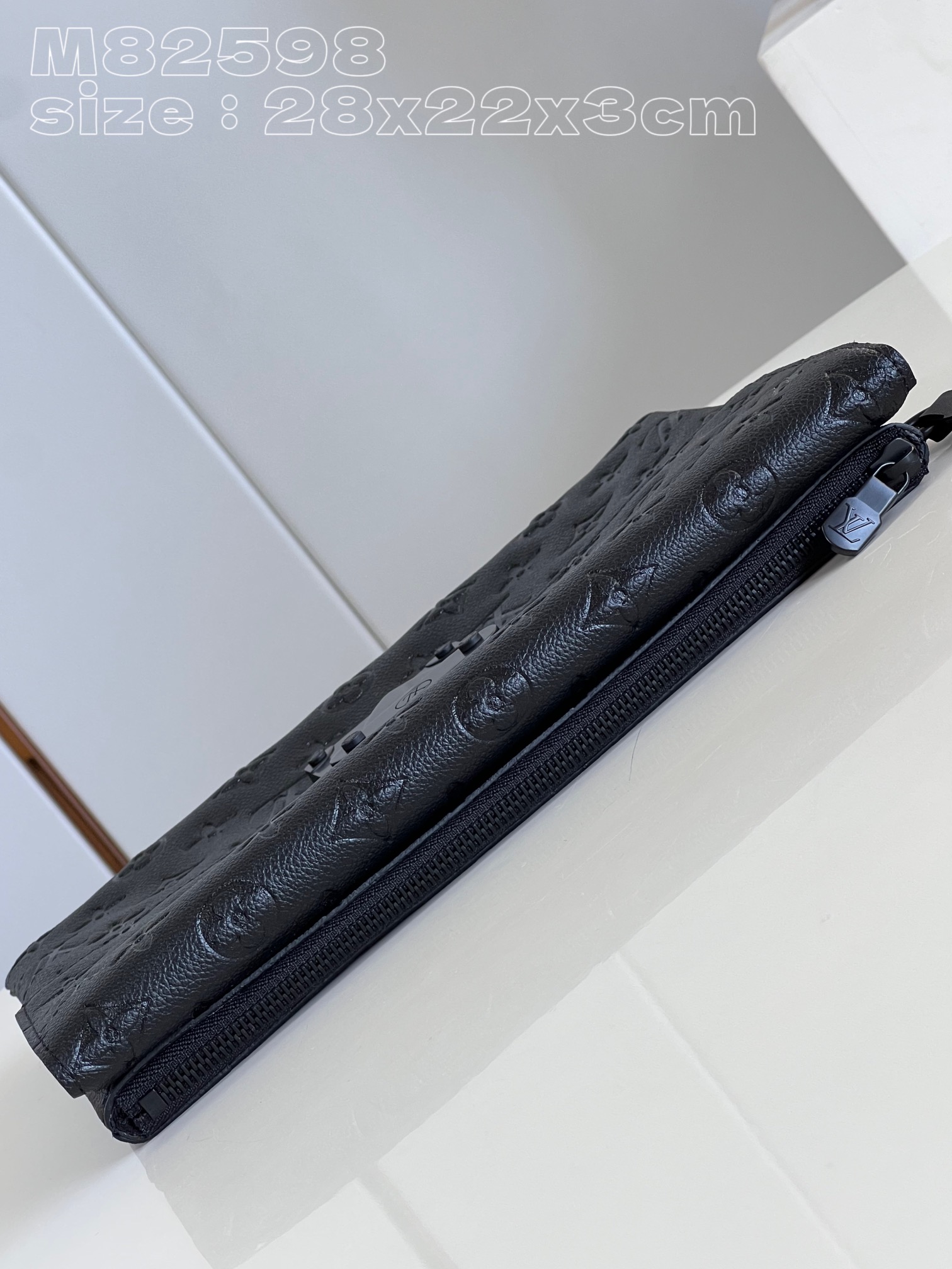 M82598黑压花 】M82559 S-Lock Pochette 手拿包选用 Monogram 压纹 Taurillon 皮革,以 6