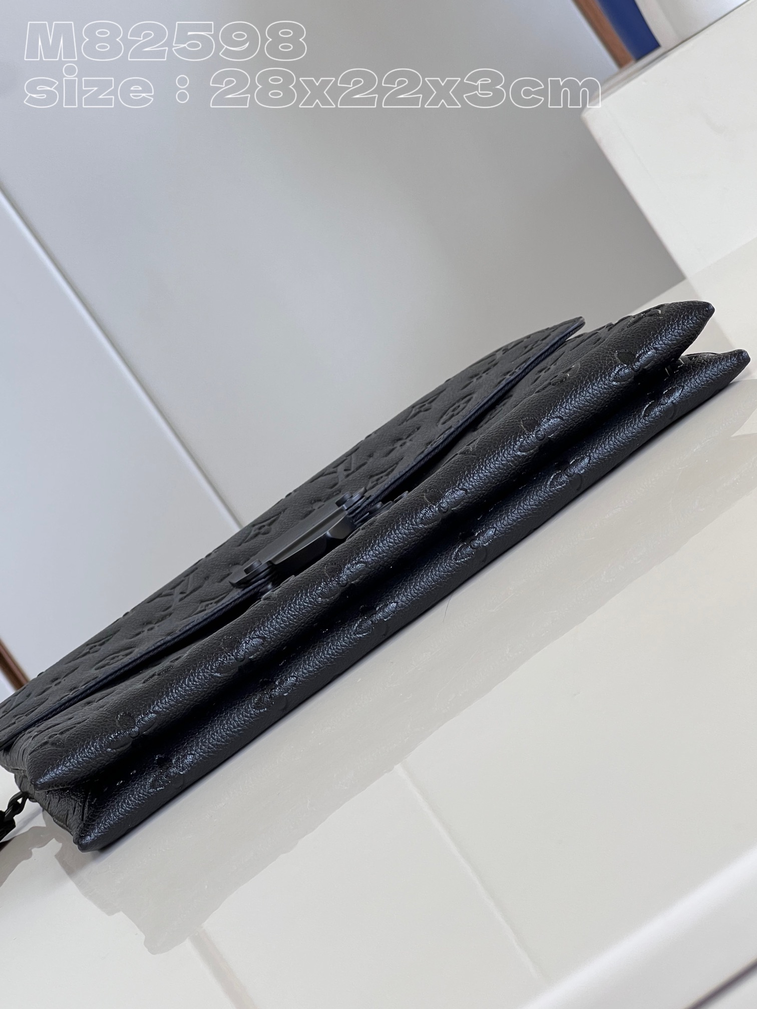M82598黑压花 】M82559 S-Lock Pochette 手拿包选用 Monogram 压纹 Taurillon 皮革,以 5