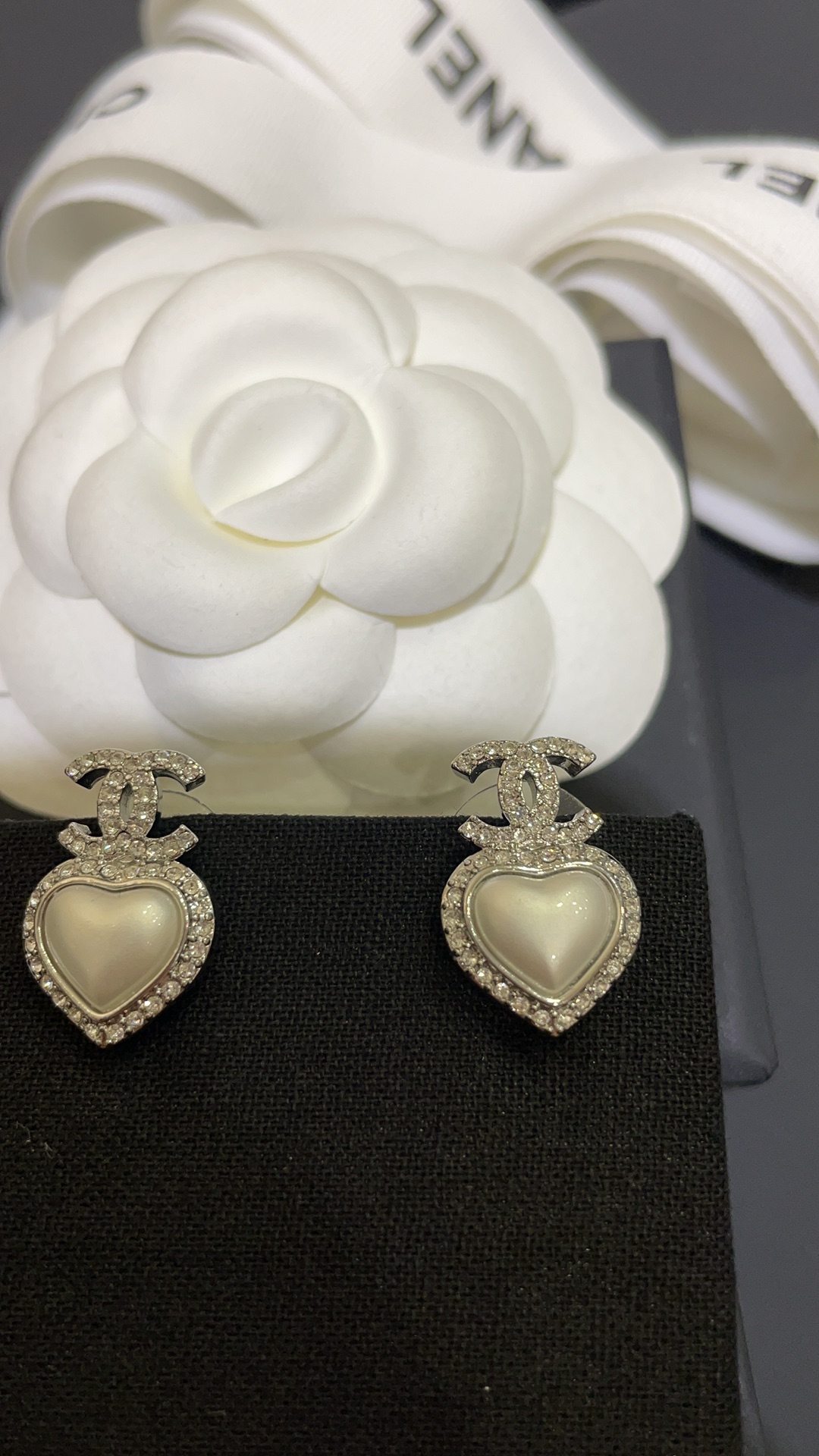 NO:632049,88170, the love series Chanel 23B white love full of diamonds double C stud earrings arrived today ~ sweet and noble, perfect for daily use. Ready stock. Buy from yb!  Swarovski diamond super flash, a must-have for fairies, buy it at a premium and earn money, chanel, Cadia high-end jewelry1986090988170,今日到货爱心系列 Chanel 23B 白色爱心满钻双C耳钉～ 甜美贵气日常超好搭配 现货 购入yb！ 施华洛钻超闪 仙女必备 溢价买到赚到,,chanel,卡迪亚高端饰品,Jewelry