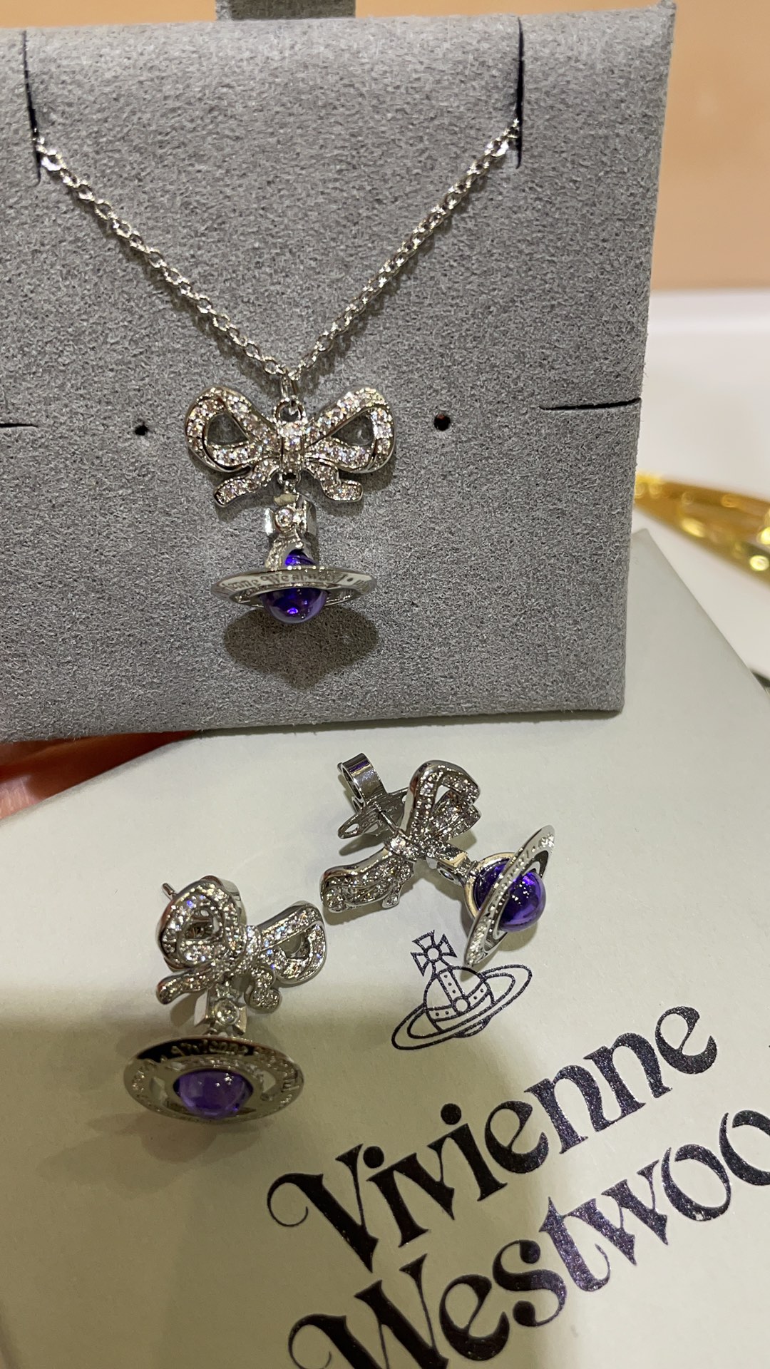 NO:765205,88180, arrived today Vivienne Westwood Queen Mother Silver Diamond Bow Purple Three-Dimensional Orb Saturn Pendant Earrings Necklace The silver1986090988180,今日到货 VivienneWestwood西太后银色满钻蝴蝶结紫色立体orb土星吊坠耳钉项链 银X紫的配色简直太梦幻了 超嗲～ 又温柔又叛逆的感觉很难不心动 黄铜材质蜡镶锆石s银针 购入yb开发定制,,necklace,卡迪亚高端饰品,Jewelry