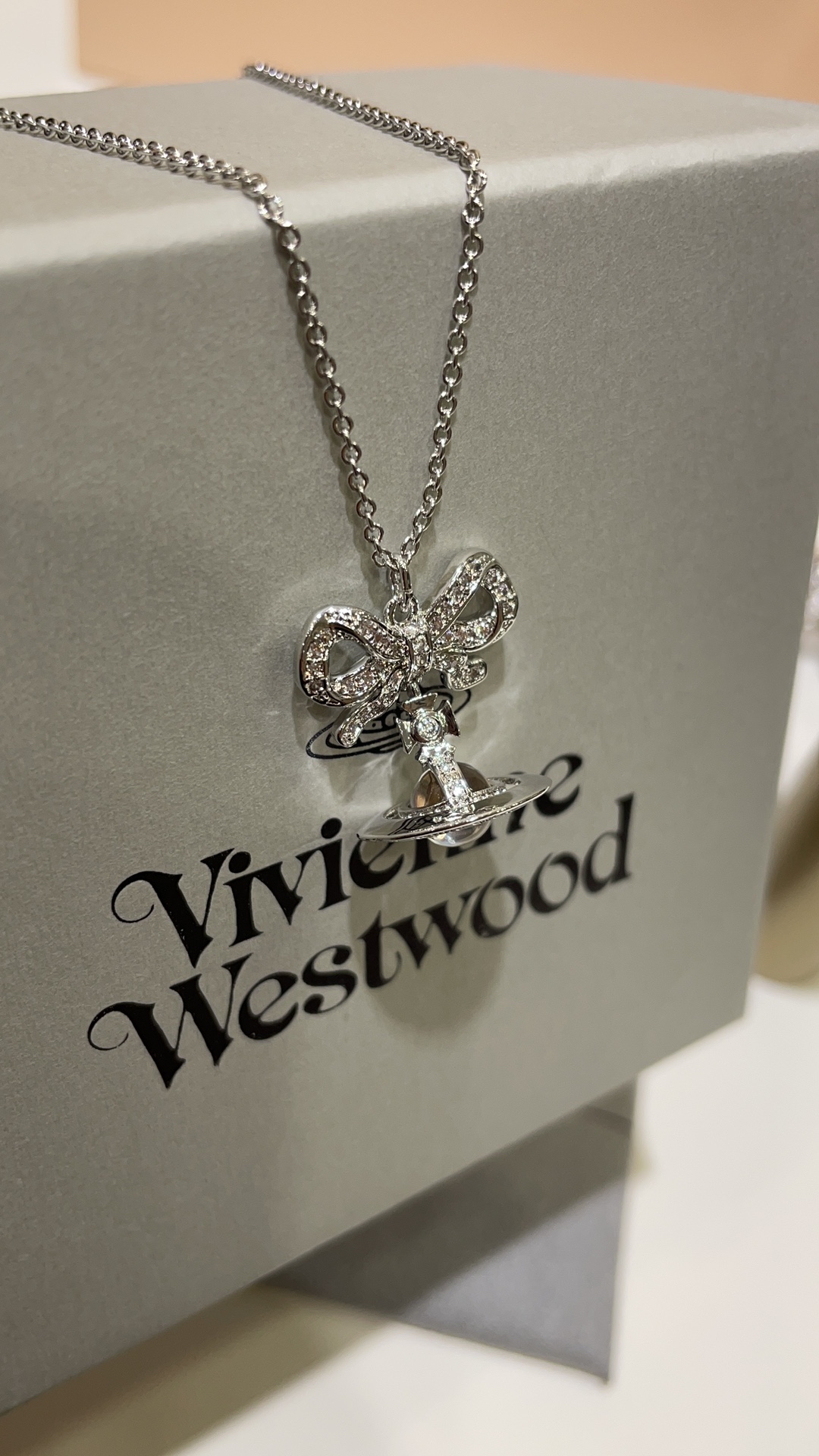 NO:765192,88180. Transparent necklace arrived today. Vivienne Westwood Queen Mother Silver Diamond Bow Transparent Three-dimensional Orb Saturn Pendant Necklace. The transparent orb has the pure emotion of a white moonlight girl. It is really beautiful and pure. You will fall in love with it at a glance. Purchased from yb developed and customized. Brass wax inlaid zircon necklace, necklace, Cartier high-end jewelry.1986090988180,今日到货透明色项链 VivienneWestwood西太后银色满钻蝴蝶结透明立体orb土星吊坠项链 透明orb就很有白月光少女的纯情感 真的好美好清纯 看一眼就会爱上 购入yb开发定制 黄铜材质蜡镶锆石 项链,,necklace,卡迪亚高端饰品,Jewelry