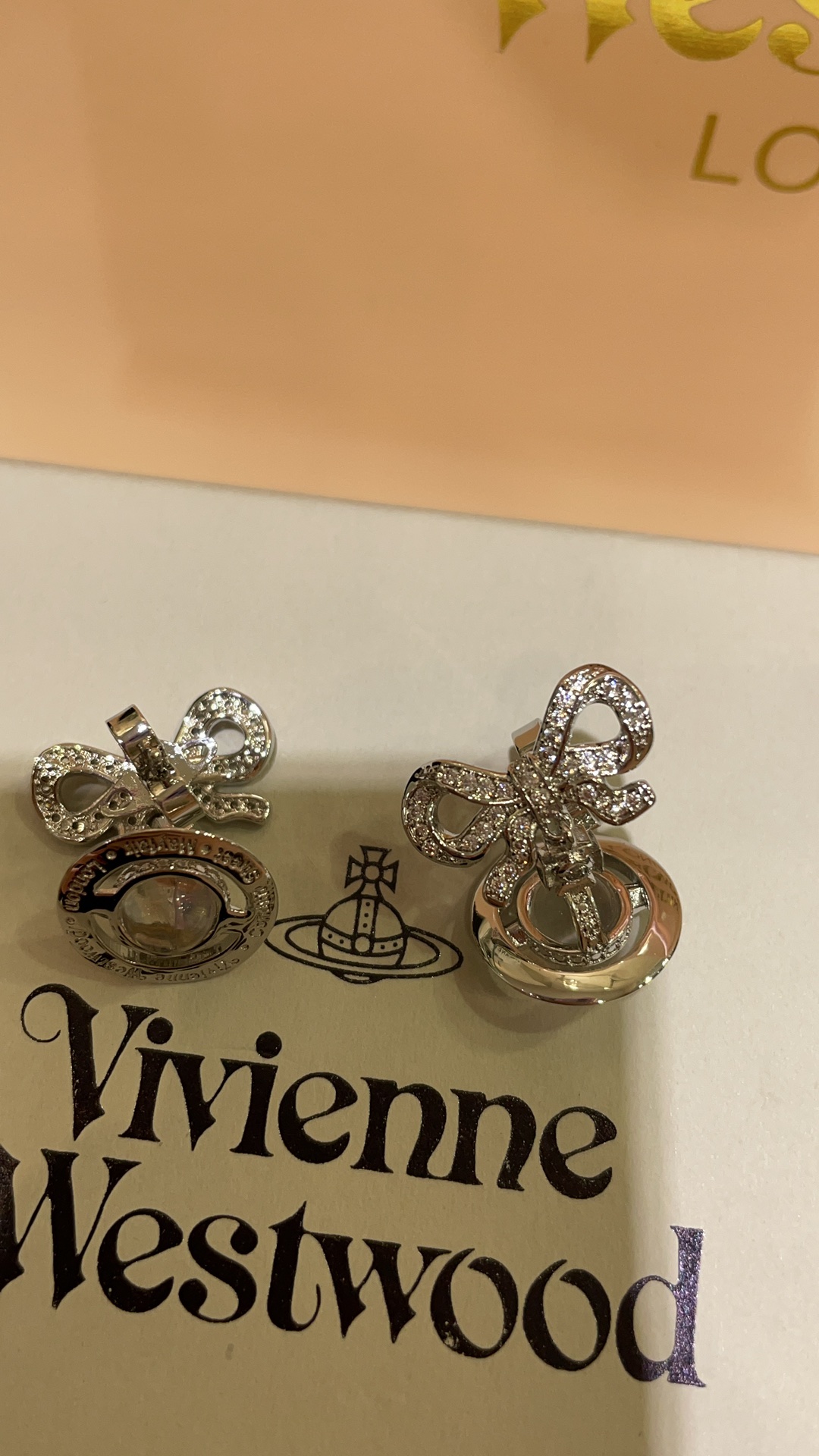 NO:765199,88180, Transparent Color Vivienne Westwood Queen Mother Silver Diamond Bow Knot Transparent Three-dimensional Orb Saturn Pendant Earrings arrived today. The transparent orb has the pure emotion of a girl in the white moonlight. It is so beautiful and pure. You will fall in love with it at a glance. Brass material wax inlaid with zircon S silver needle. Purchase yb development and customization, Cardia high-end jewelry1986090988180,今日到货透明色 VivienneWestwood西太后银色满钻蝴蝶结透明立体orb土星吊坠耳钉 透明orb就很有白月光少女的纯情感 真的好美好清纯 看一眼就会爱上 黄铜材质蜡镶锆石s银针 购入yb开发定制,,卡迪亚高端饰品,Jewelry