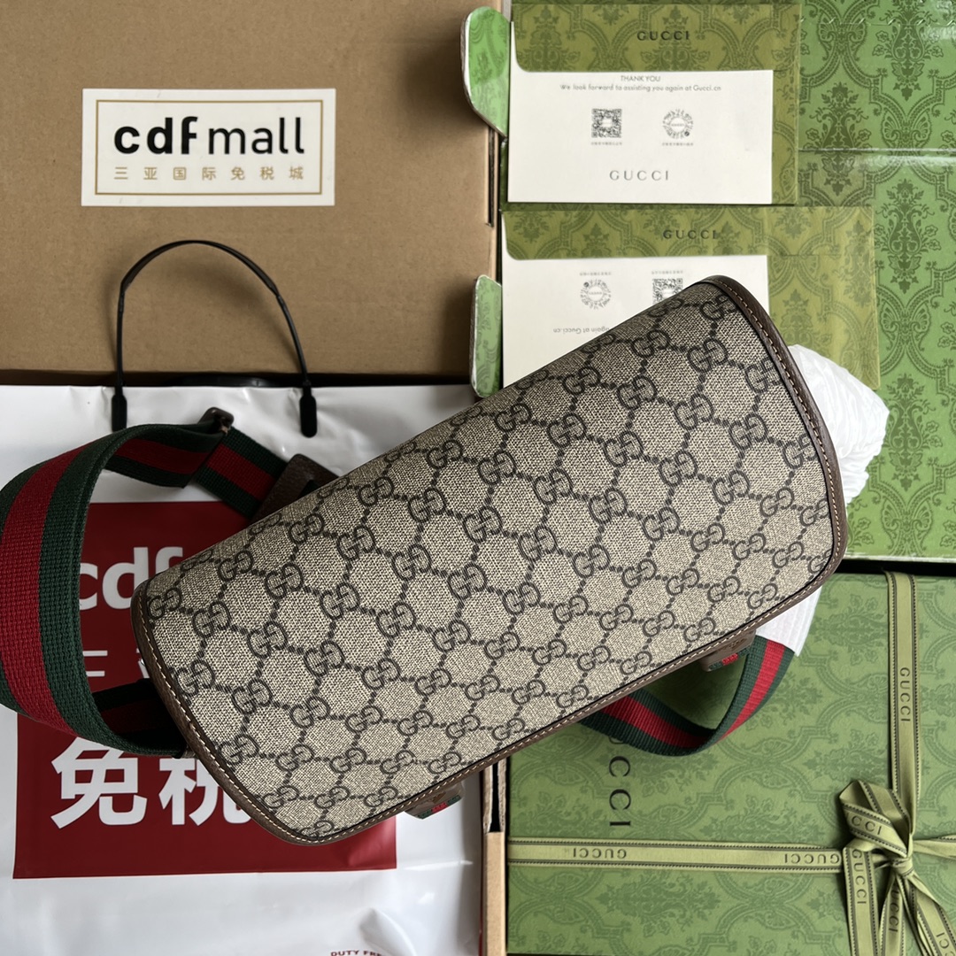 配置专柜包装GG邮差包GGSuPreme帆布广泛应用于Gucci各个系列如今已成为品牌标志性面料在这款邮
