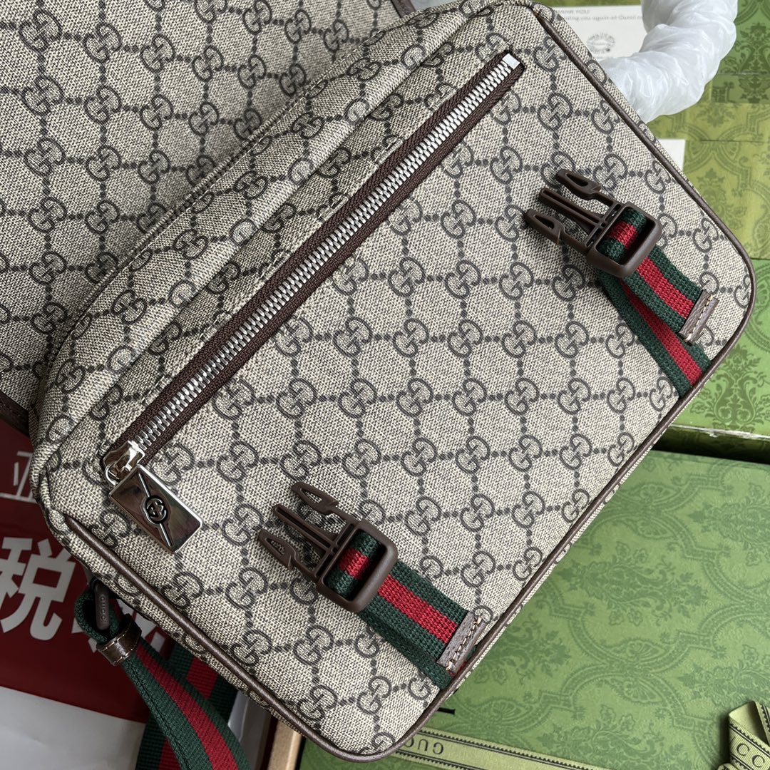 配置专柜包装GG邮差包GGSuPreme帆布广泛应用于Gucci各个系列如今已成为品牌标志性面料在这款邮