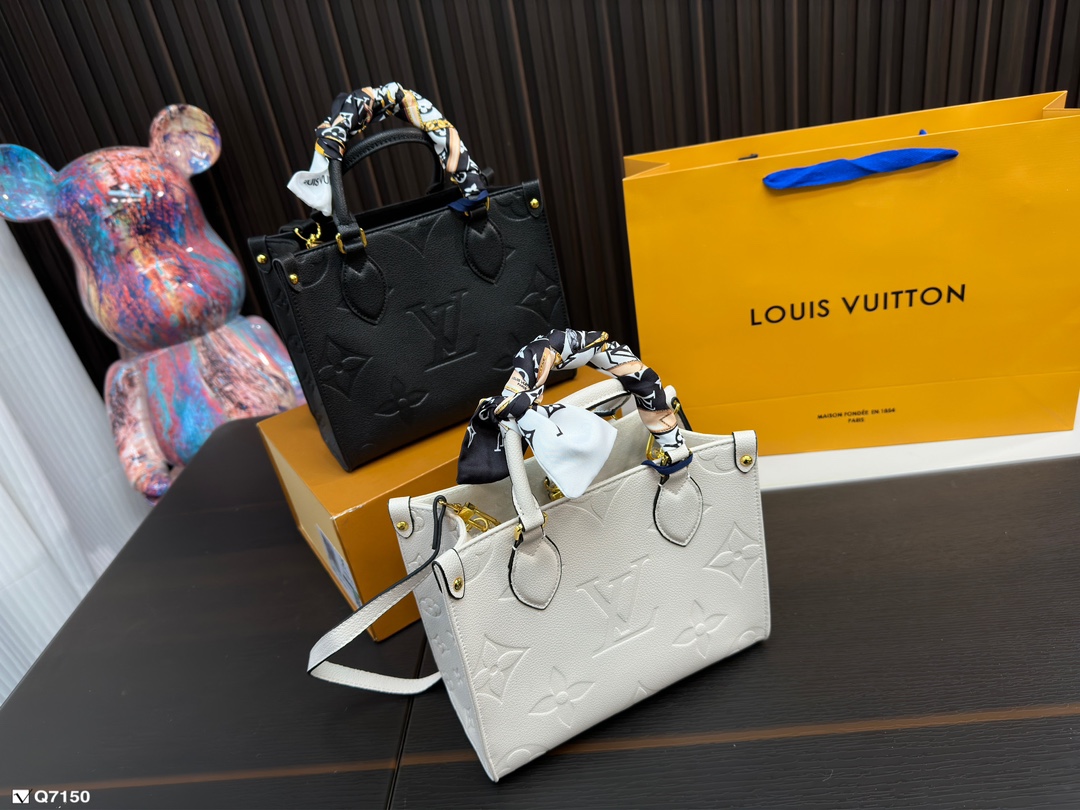 Louis Vuitton 1:1
 Tote Bags