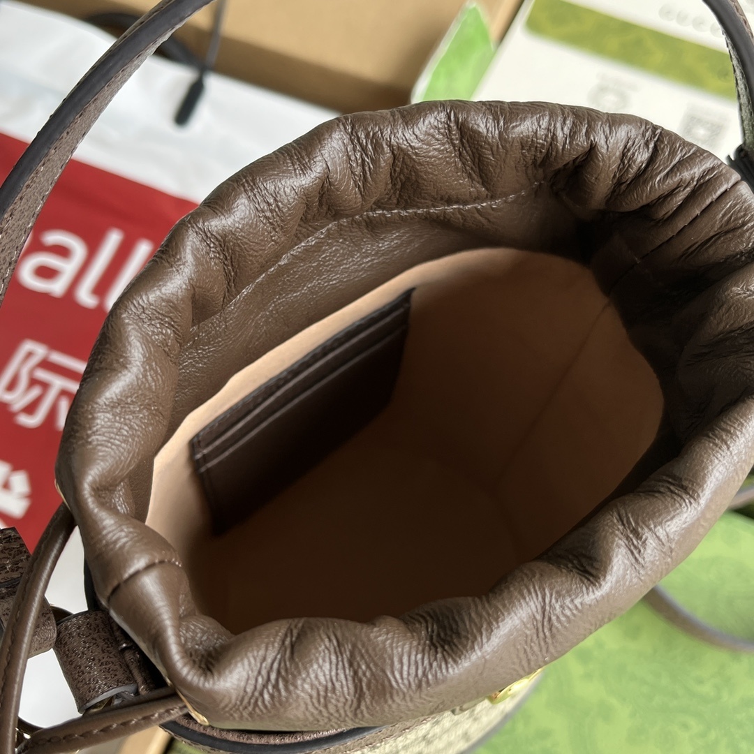 配置专柜包装OPhidia系列以全新尺寸和款式焕新演绎将提手和肩带融于一体灵活缔造多种背携体验标志性双G