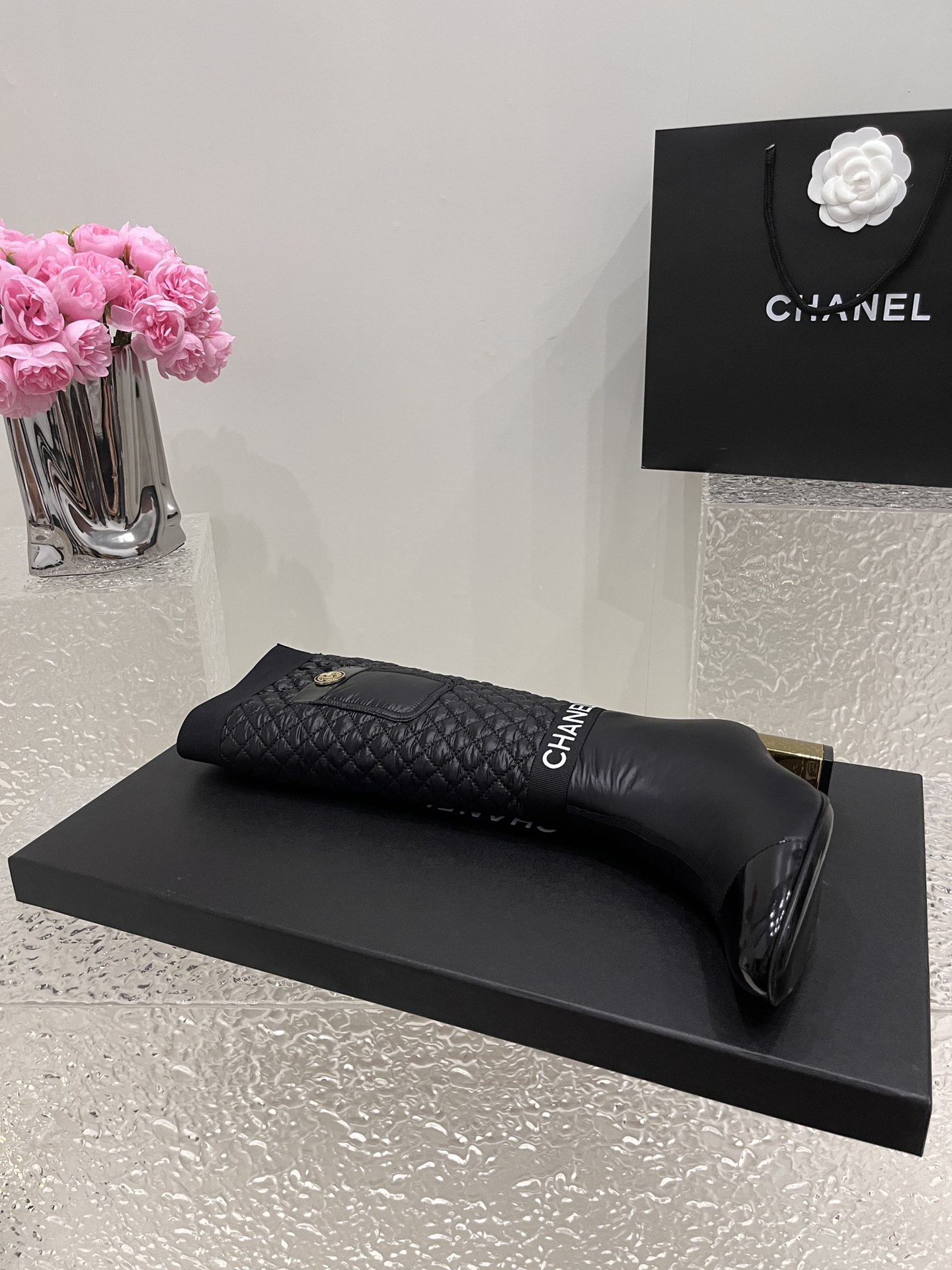 NO:669559,Top version CHANEL｜Chanel Xiaoxiang counter’s latest electroplated heel down high boots are a must-have item for this autumn and winter!  !  Ms. Chanel loves simple and irresistible combinations to show her unique dressing style. She can mix and match freely to shine and follow the fashionable steps of her grandma!  !  !  The top-notch craftsmanship and texture are perfectly presented. No matter any details, you can compare them with the counters. You can enter and exit the counters at will with the best quality goods!  !  Fabric Original imported waterproof fabric with calf patent leather Sheepskin lining for feet, genuine leather outsole imported from Italy Heel height 5CM/Boot shaft height 16 inches Shoe size: 34-41 (34, 41 customization is non-refundable), boots, chanel, chanel, boots, down jacket, sheepskin, Leather soles19860909顶级版本CHANEL｜香奈儿小香专柜最新款电镀跟羽绒高靴长靴 本季秋冬季节必备单品！！香奈儿女士钟爱简约又难以抗拒系 搭配展现与众不同的穿搭风格、自由混搭闪耀到位跟紧香奶奶时尚步伐！！！ 顶级工艺质感完美呈现,无论任何细节均可对比专柜,最好级别的顶级货,随意进出专柜！！ 面料原版进口防水布料配小牛漆皮 羊皮内里垫脚,意大利进口真皮大底 跟高高跟 5CM /靴筒高度16寸 鞋码:34-41码（34、41定制不退换）,靴子,chanel,chanel,boots,down jacket,sheepskin,Leather soles,Women's Shoes