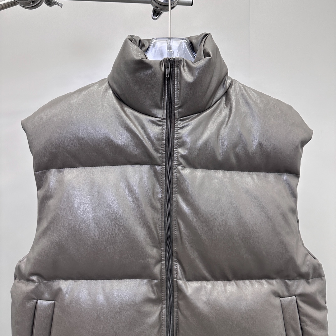 🌾巴黎 ｜ 新款羽绒马甲，经典刺绣标，环保pu仿皮面料，90白鹅绒填充，男女同款，尺码sml