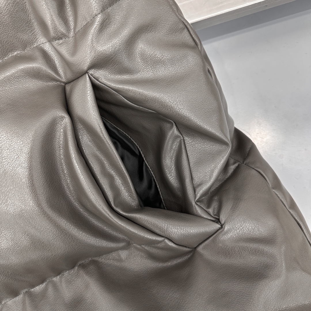 🌾巴黎 ｜ 新款羽绒马甲，经典刺绣标，环保pu仿皮面料，90白鹅绒填充，男女同款，尺码sml