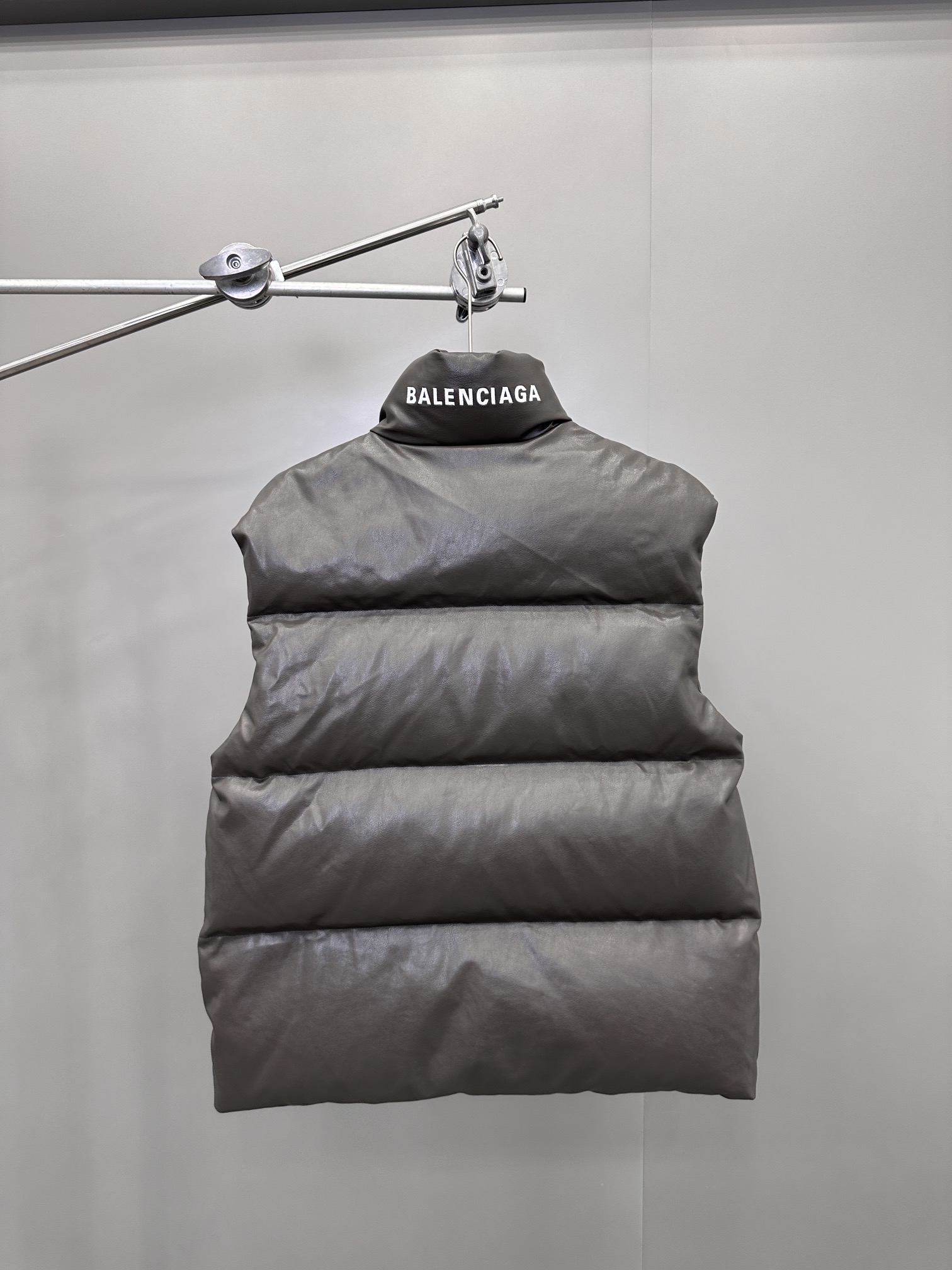 🌾巴黎 ｜ 新款羽绒马甲，经典刺绣标，环保pu仿皮面料，90白鹅绒填充，男女同款，尺码sml