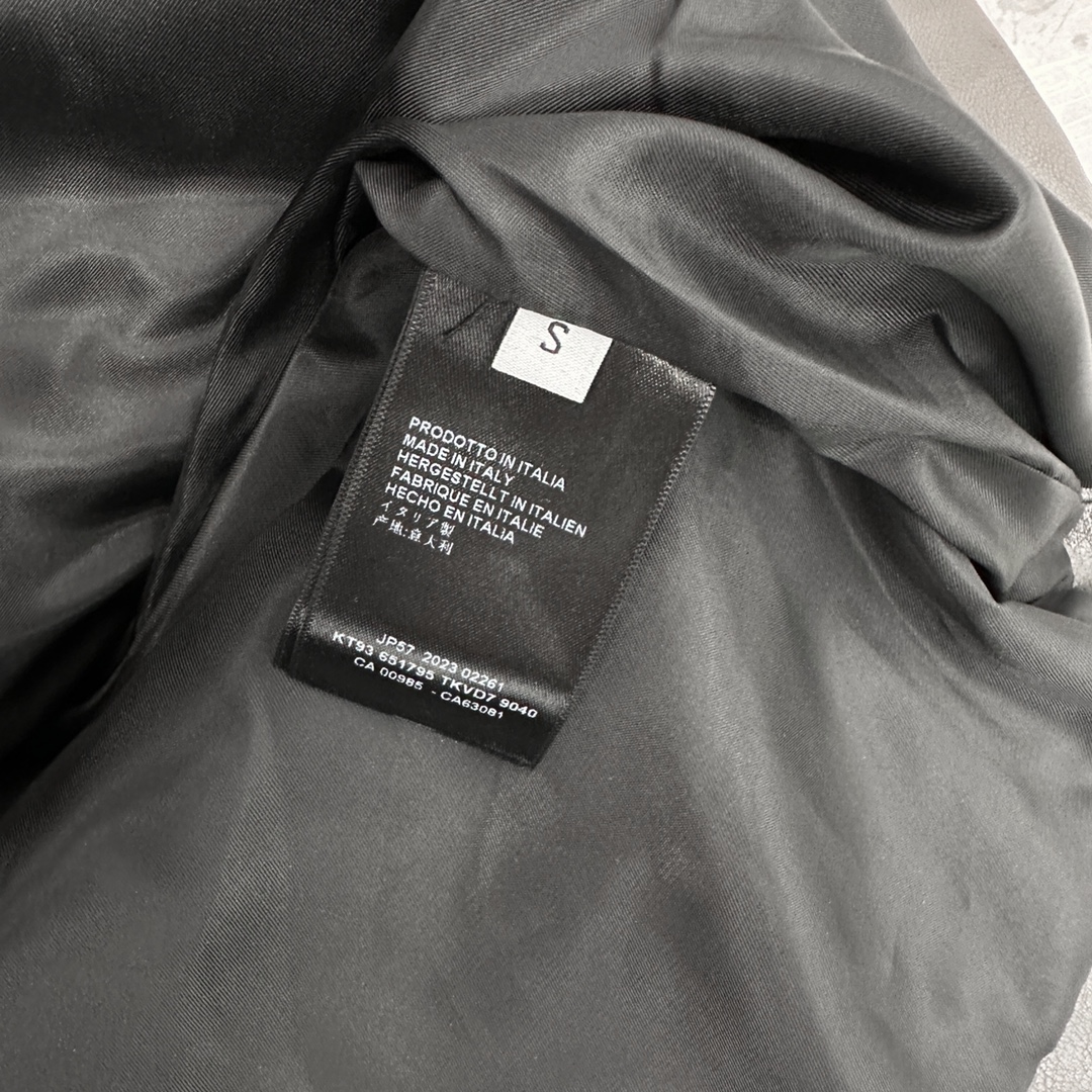 🌾巴黎 ｜ 新款羽绒马甲，经典刺绣标，环保pu仿皮面料，90白鹅绒填充，男女同款，尺码sml