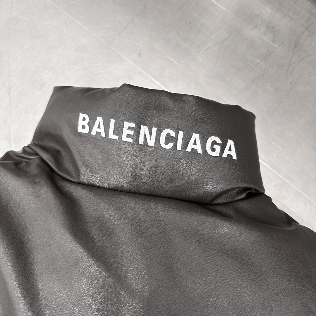 🌾巴黎 ｜ 新款羽绒马甲，经典刺绣标，环保pu仿皮面料，90白鹅绒填充，男女同款，尺码sml