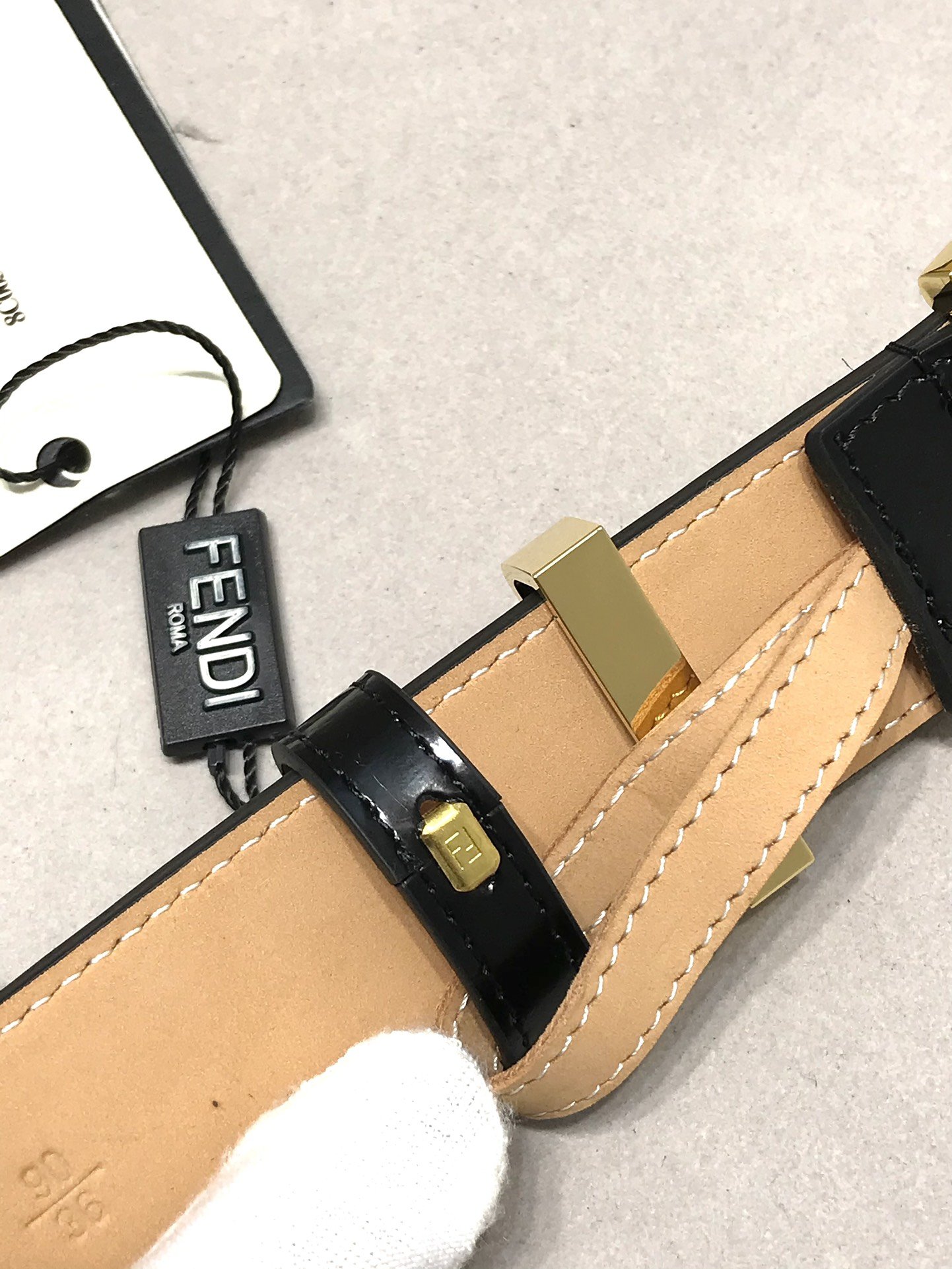 芬迪宽35MMF标志造型皮带支持NFC针扣式钢环带扣进口亮光小牛皮搭配树膏制成镀金表面金属制品原版细节走