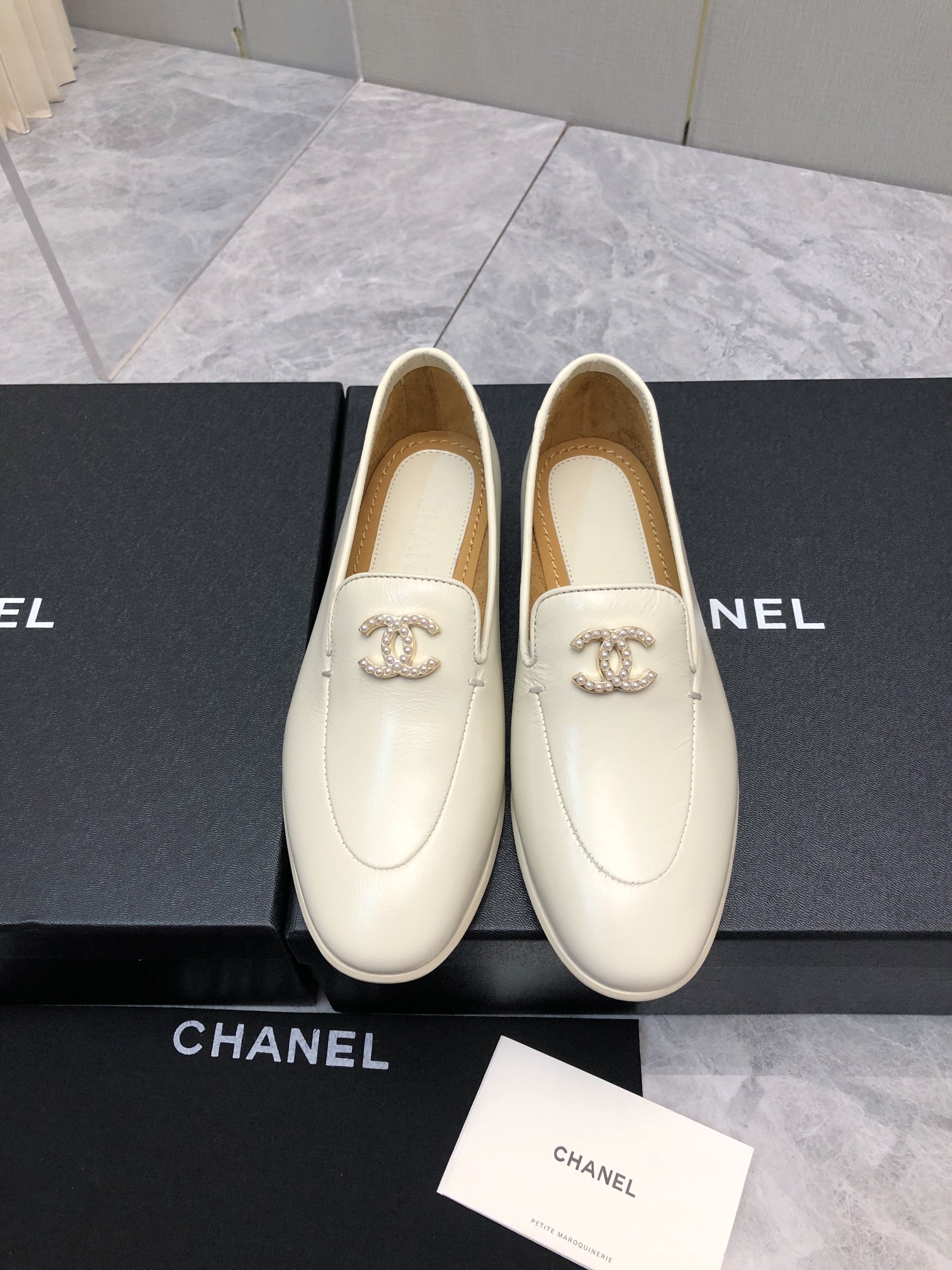 NO:231571,The highest version, original 1:1 development, early spring new autumn shoes series_____________ spring essentials, goddess series, with the elegant and famous temperament of Xiangjia, super durable, irresistible, heart-wrenching... Fabric: imported wrinkled wax cowhide, high-end and textured Inner: footbed: imported beef leather outsole Size: 35-39 (34 40 41 can be customized without return), loafers, chanel, loafers, cowhide, Leather soles19860909最高版本,原版1:1开发,早春新款秋鞋单鞋系列___________春季必备款,女神系列,拥有香家特色优雅名媛气质,超级耐看,让人无法抗拒,心动ing…… 面料:进口皱油蜡牛皮,高级有质感 内里:垫脚:进口牛里 真皮大底 码数:35-39(34 40 41可定做不退换),乐福鞋,chanel,loafers,cowhide,Leather soles,Women's Shoes