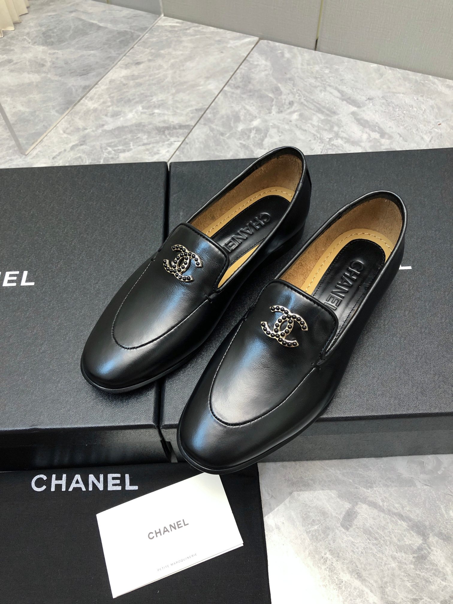 NO:468602,Classic model, highest version, original 1:1 development, new autumn shoes series in early spring____________ spring essentials, goddess series, with the elegant and famous temperament of Xiangjia, super durable, irresistible, heart-wrenching... Fabric: imported wrinkled wax cowhide, high-end and textured Inner: footbed: imported beef leather outsole Size: 35-39 (34 40 41 can be customized without return), loafers, chanel, loafers, cowhide, Leather soles19860909经典款 最高版本,原版1:1开发,早春新款秋鞋单鞋系列___________春季必备款,女神系列,拥有香家特色优雅名媛气质,超级耐看,让人无法抗拒,心动ing…… 面料:进口皱油蜡牛皮,高级有质感 内里:垫脚:进口牛里 真皮大底 码数:35-39(34 40 41可定做不退换),乐福鞋,chanel,loafers,cowhide,Leather soles,Women's Shoes