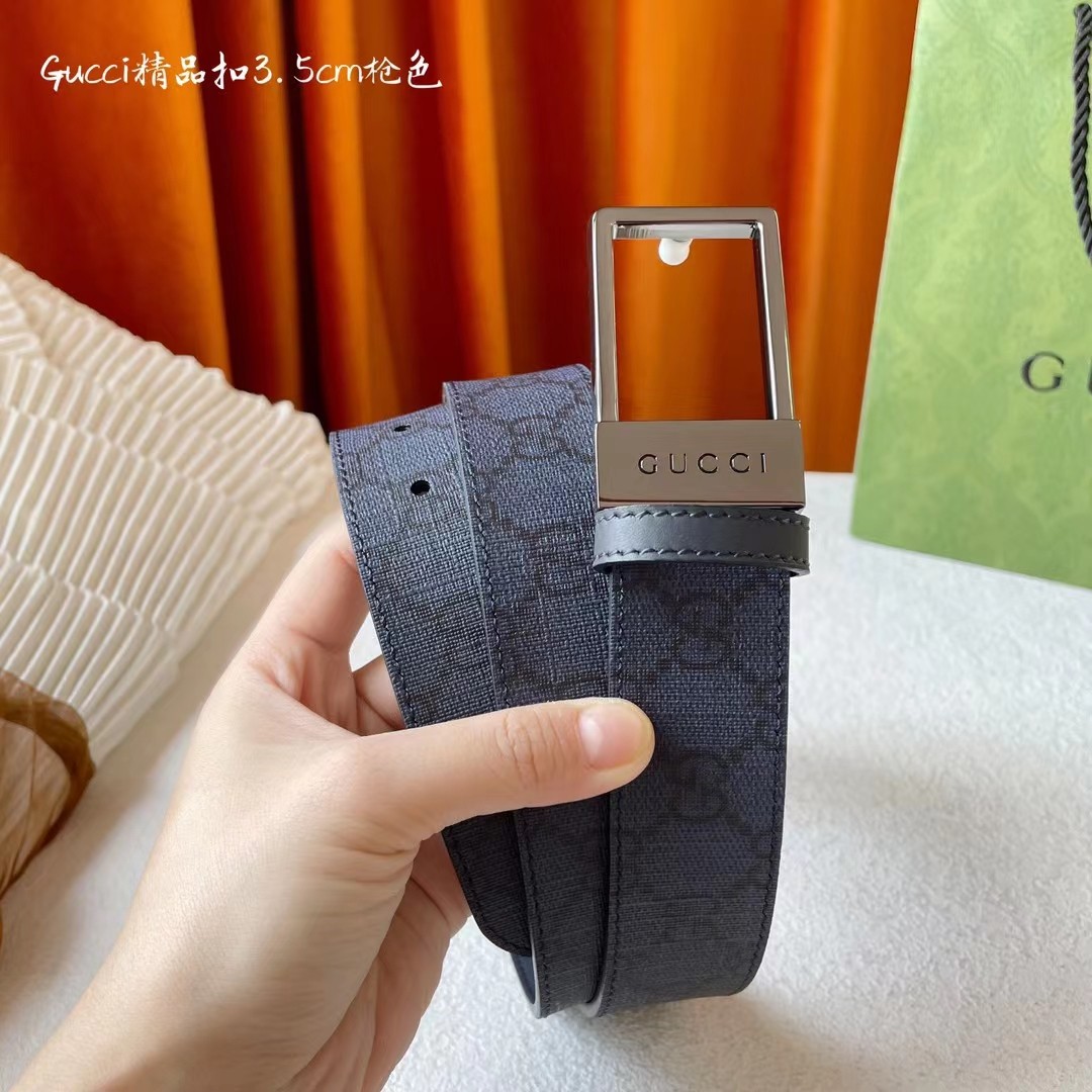 衔接品牌的过去和现在，以焕新方式继续演绎经典元素。这款窄版腰带饰有GG字母交织图案，以Gucci刻花呈现