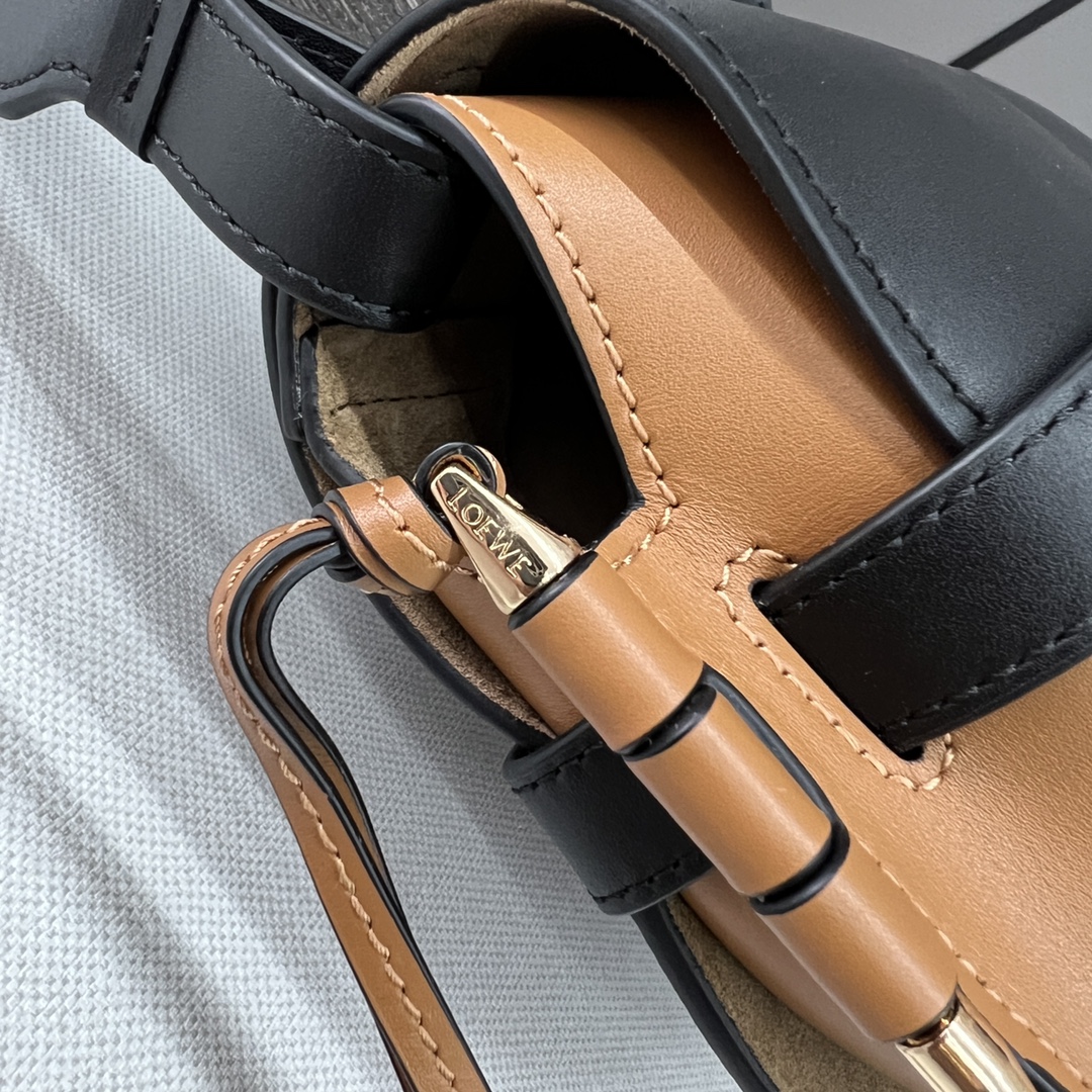 L⊚℮w℮🌟 🔥全新小号Gate到货👏罗家新版logo绣花编织宽肩带马鞍包👍包身采用柔软牛皮革精制而成💋