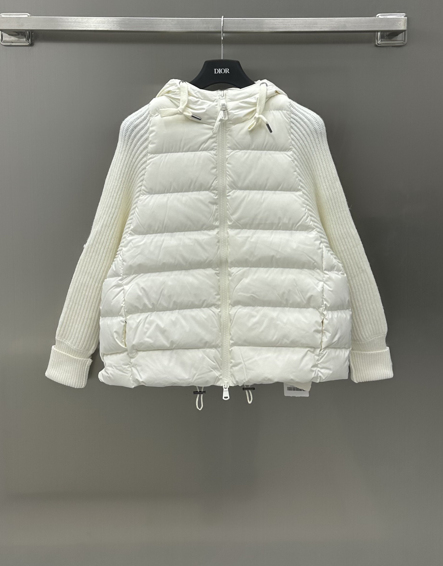 NO:696766,Comes with dust bag BC* New product on the shelves Hooded knitted goose down jacket customized with YB imported wool knitted goose down material Comfortable upper body without looking bloated Windproof and waterproof nylon material on the inside White goose down filling Light, fashionable and warm Hooded zipper design Versatile and versatile Hat hand sleeves knitted fabric Double zipper design with hem drawstring Stand collar hood Switch to different styling styles Slim fit Knitted inner layer for autumn and winter  Feel free to match the lower body items. 3 colors to choose from. Refreshing, clean and warm white. Versatile high-end black. Casual temperament light gray. Meet different needs. Fashionable and foreign style. Down filling standard: national standard 90 down. Down filling: white goose down. High version 3 colors, jackets & coats, hats,19860909配防尘袋BC* 新品上架 连帽针织鹅绒外套定制YB进口羊毛织线鹅绒材质 上身舒适又不显臃肿 内里防风防水尼龙材质 白鹅绒填充 轻盈时髦又保暖 连帽拉链设计 百搭多样性 帽子手袖针织面料 双拉链设计搭配下摆抽绳 可立领连帽 切换不同造型风格 修身小款 秋冬内搭针织打底 随意搭配下身单品 3色可选 清爽干净暖白色 百搭高级黑色 休闲气质浅灰色 满足不同需求搭配 时髦洋气   充绒标准:国标90绒 充绒物:白鹅绒 高版本3色,,jackets & coats,hats,,Women's clothing