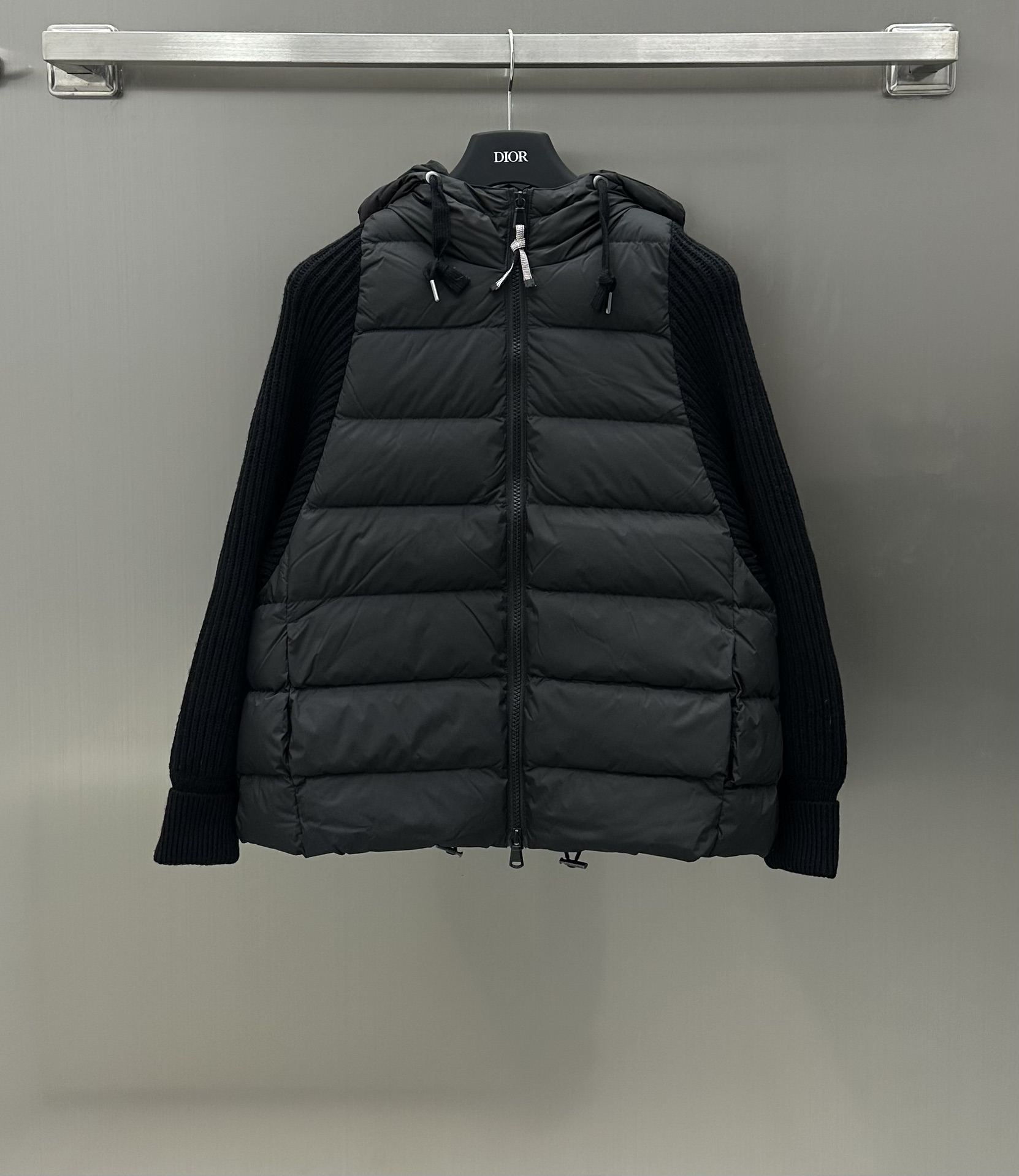 NO:696768,Comes with dust bag BC* New product on the shelves Hooded knitted goose down jacket customized with YB imported wool knitted goose down material Comfortable upper body without looking bloated Windproof and waterproof nylon material on the inside White goose down filling Light, fashionable and warm Hooded zipper design Versatile and versatile Hat hand sleeves knitted fabric Double zipper design with hem drawstring Stand collar hood Switch to different styling styles Slim fit Knitted inner layer for autumn and winter  Feel free to match the lower body items. 3 colors to choose from. Refreshing, clean and warm white. Versatile high-end black. Casual temperament light gray. Meet different needs. Fashionable and foreign style. Down filling standard: national standard 90 down. Down filling: white goose down. High version 3 colors, jackets & coats, hats,19860909配防尘袋BC* 新品上架 连帽针织鹅绒外套定制YB进口羊毛织线鹅绒材质 上身舒适又不显臃肿 内里防风防水尼龙材质 白鹅绒填充 轻盈时髦又保暖 连帽拉链设计 百搭多样性 帽子手袖针织面料 双拉链设计搭配下摆抽绳 可立领连帽 切换不同造型风格 修身小款 秋冬内搭针织打底 随意搭配下身单品 3色可选 清爽干净暖白色 百搭高级黑色 休闲气质浅灰色 满足不同需求搭配 时髦洋气   充绒标准:国标90绒 充绒物:白鹅绒 高版本3色,,jackets & coats,hats,,Women's clothing