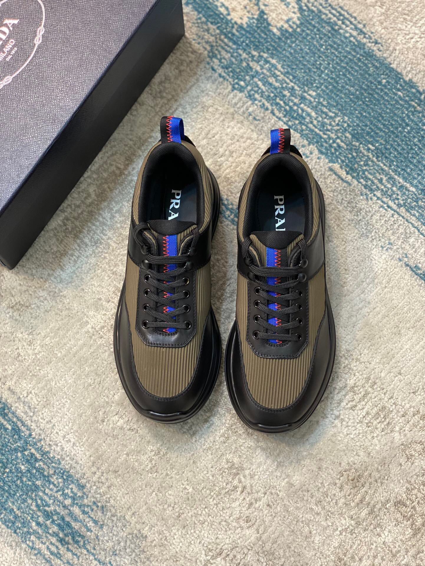 NO:216731,Brand PRADA color original color matching code number 38-44 standard code price material Prada new product original single-stock low-top casual sports shoes!  The upper is made of original soft cowhide with cloth cowhide inner lining. The original molded sole of cowhide is made of high quality, worth owning. Prada, prada, prada, sneakers, cowhide19860909品牌PRADA 颜色原版配色 码数38-44标准码 价格 材质普拉达新品原单货低帮休闲运动鞋！鞋面采用原版柔软牛皮搭配布面牛皮内里 牛皮垫脚原版开模大底、高品质值得拥有,普拉达,prada,prada,sneakers,cowhide,Men's shoes