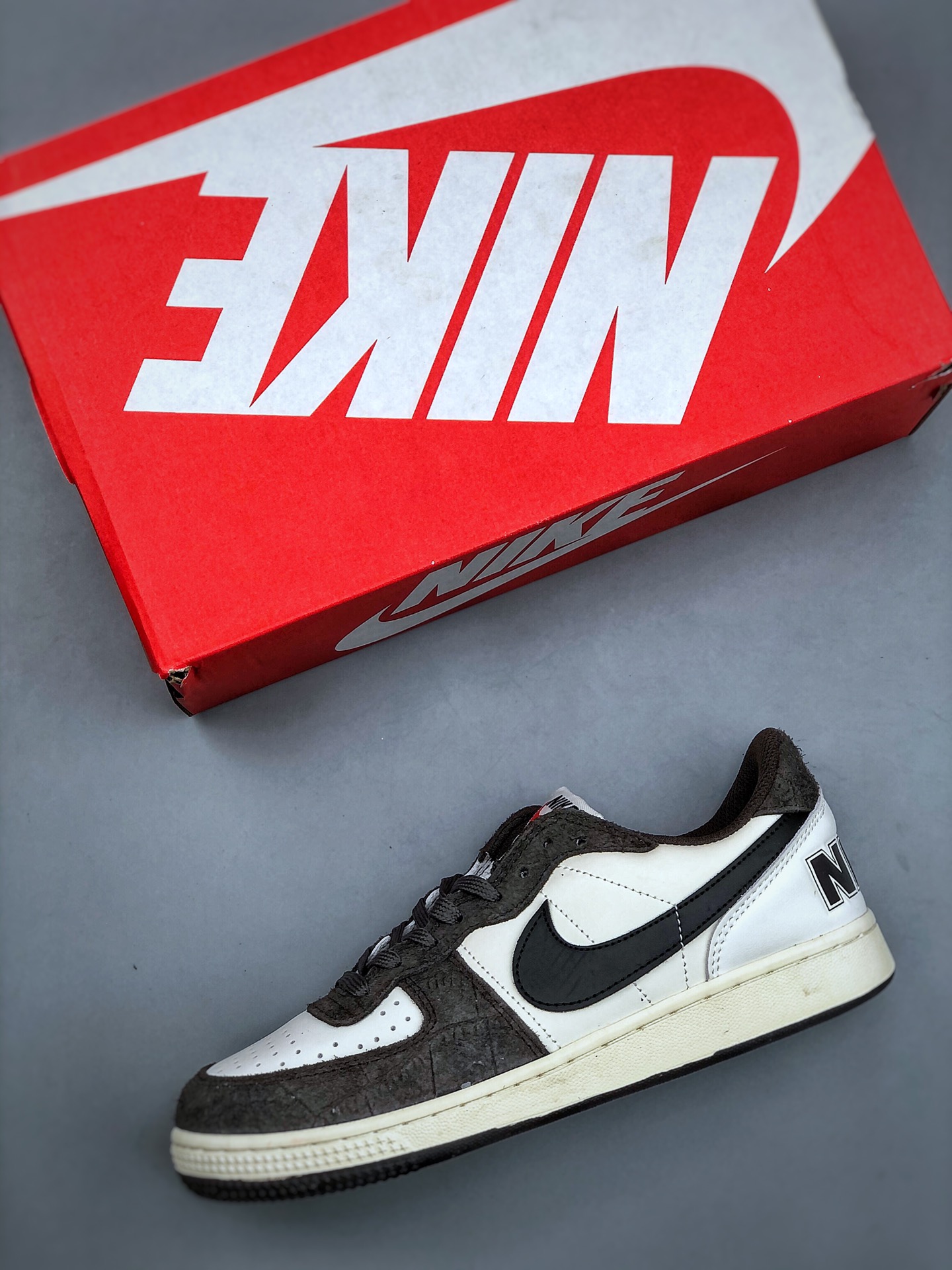 💰 230  Nike Terminator Low 摩卡棕鞋身以低帮造型为蓝本，鞋面以"摩卡"标志性的棕色为主色调，搭配框架以及Swoosh设计，辨识度极高！材质方面也采用优质的皮革覆盖，搭配Nike Terminator复古的鞋型，营造出不俗的质感。后跟部分则带有Nike Terminator系列标志性的"NIKE"字样，鞋底则以白色中底搭配棕外底呈现。货号：FN7815-200 尺码：36-45（半）