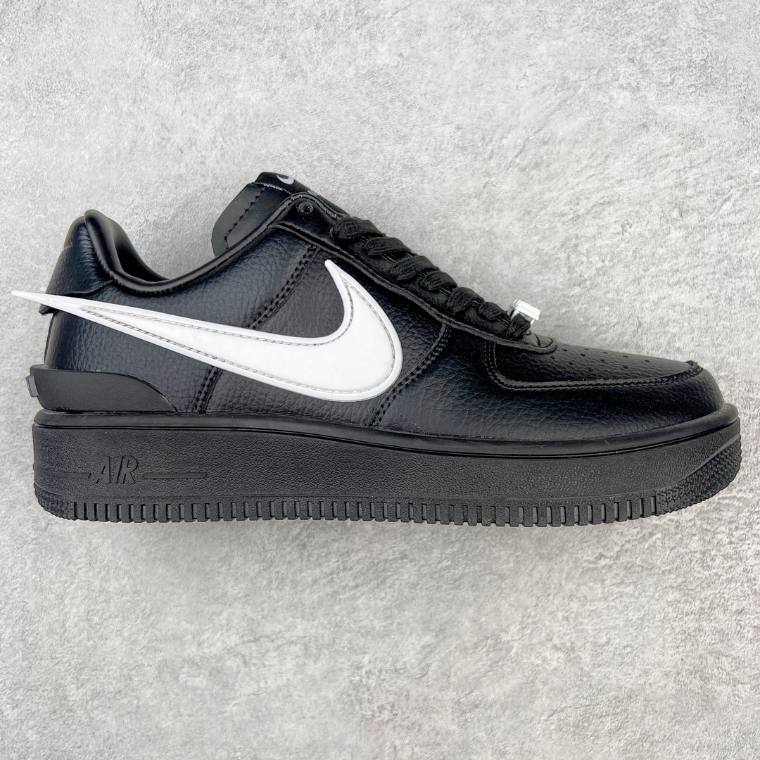 图片[6]-＃福利特价 AMBUSH x NK Air Force 1 Low 空军一号宽底版系列低帮百搭休闲运动板鞋 联名大钩 DV3464 在 Yoon Ahn 的职权范围内 AMBUSH 已经确立了自己在日本街头服饰生态系统中的主要地位 同时通过 Air Adjust Force 和一系列 Dunks 的合作帮助 他们最近在美国的东亚印记显着扩大 预计将在这个假期首次亮相 该品牌现在将其人才带入 Air Force 1，这是这两个群体年轻的四年关系中的第一次 除了之前看到的“白/黑”AF1 后者的结构始终采用优质工具 鞋面采用高端滚纹皮革 而 AMBUSH 品牌的鞋跟夹和加长的摩托车尾管 Swooshes 为下面所示的包覆设计注入了个性 相对于标志性的“三重黑”美学 深黑色产品享有上述色调的完全色调处理 除了它的中足格纹和上鞋舌品牌 它用清爽的白色细节和镀铬杜布拉斯照亮了漆黑的整体 “皇家蓝”锚定了从鞋垫到第二套服装不间断鞋底单元的所有东西 而与上述相同的装饰 – 包括鞋跟标签 – 以名义上的黄色阴影结束 尺码：36 36.5 37.5 38 38.5 39 40 40.5 41 42 42.5 43 44 44.5 45-选品中心