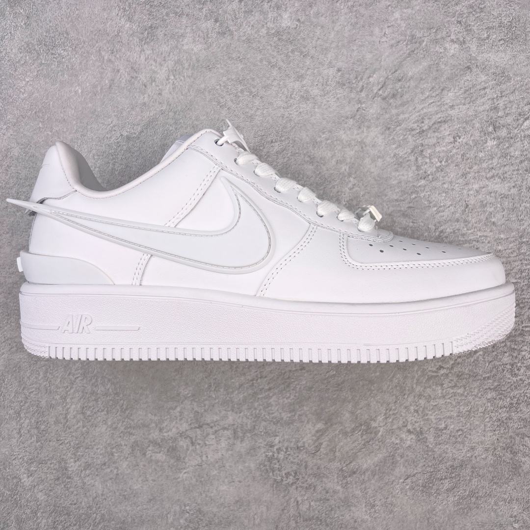 图片[9]-＃福利特价 AMBUSH x NK Air Force 1 Low 空军一号宽底版系列低帮百搭休闲运动板鞋 联名大钩 DV3464 在 Yoon Ahn 的职权范围内 AMBUSH 已经确立了自己在日本街头服饰生态系统中的主要地位 同时通过 Air Adjust Force 和一系列 Dunks 的合作帮助 他们最近在美国的东亚印记显着扩大 预计将在这个假期首次亮相 该品牌现在将其人才带入 Air Force 1，这是这两个群体年轻的四年关系中的第一次 除了之前看到的“白/黑”AF1 后者的结构始终采用优质工具 鞋面采用高端滚纹皮革 而 AMBUSH 品牌的鞋跟夹和加长的摩托车尾管 Swooshes 为下面所示的包覆设计注入了个性 相对于标志性的“三重黑”美学 深黑色产品享有上述色调的完全色调处理 除了它的中足格纹和上鞋舌品牌 它用清爽的白色细节和镀铬杜布拉斯照亮了漆黑的整体 “皇家蓝”锚定了从鞋垫到第二套服装不间断鞋底单元的所有东西 而与上述相同的装饰 – 包括鞋跟标签 – 以名义上的黄色阴影结束 尺码：36 36.5 37.5 38 38.5 39 40 40.5 41 42 42.5 43 44 44.5 45-选品中心