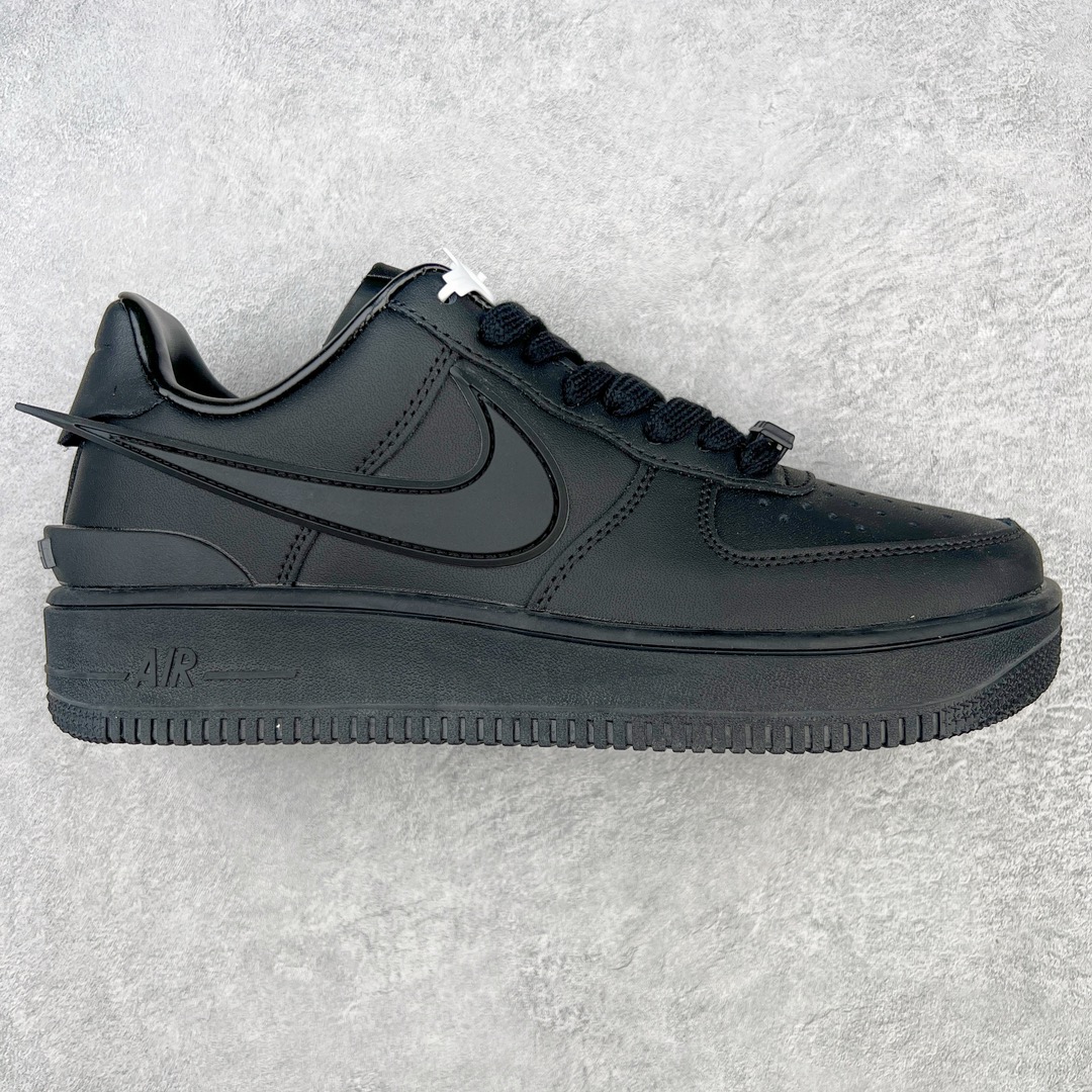 图片[7]-＃福利特价 AMBUSH x NK Air Force 1 Low 空军一号宽底版系列低帮百搭休闲运动板鞋 联名大钩 DV3464 在 Yoon Ahn 的职权范围内 AMBUSH 已经确立了自己在日本街头服饰生态系统中的主要地位 同时通过 Air Adjust Force 和一系列 Dunks 的合作帮助 他们最近在美国的东亚印记显着扩大 预计将在这个假期首次亮相 该品牌现在将其人才带入 Air Force 1，这是这两个群体年轻的四年关系中的第一次 除了之前看到的“白/黑”AF1 后者的结构始终采用优质工具 鞋面采用高端滚纹皮革 而 AMBUSH 品牌的鞋跟夹和加长的摩托车尾管 Swooshes 为下面所示的包覆设计注入了个性 相对于标志性的“三重黑”美学 深黑色产品享有上述色调的完全色调处理 除了它的中足格纹和上鞋舌品牌 它用清爽的白色细节和镀铬杜布拉斯照亮了漆黑的整体 “皇家蓝”锚定了从鞋垫到第二套服装不间断鞋底单元的所有东西 而与上述相同的装饰 – 包括鞋跟标签 – 以名义上的黄色阴影结束 尺码：36 36.5 37.5 38 38.5 39 40 40.5 41 42 42.5 43 44 44.5 45-选品中心
