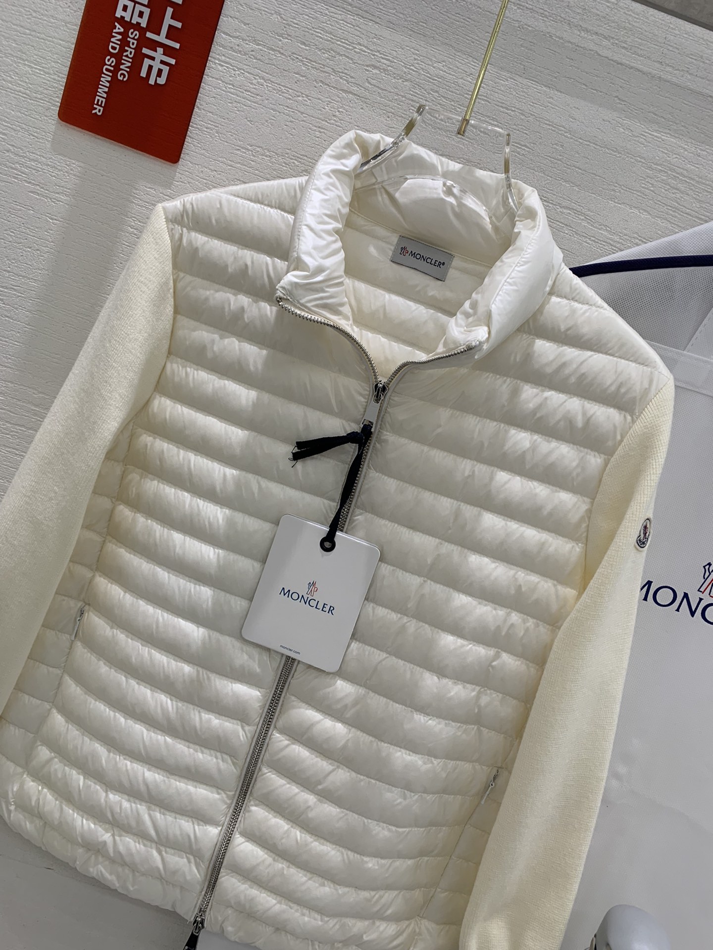 【新品】秋冬moncl*r立领轻薄羽绒羊毛针织开衫羽绒服 现货！
颜色：黑色 白色
尺码：s m L X
