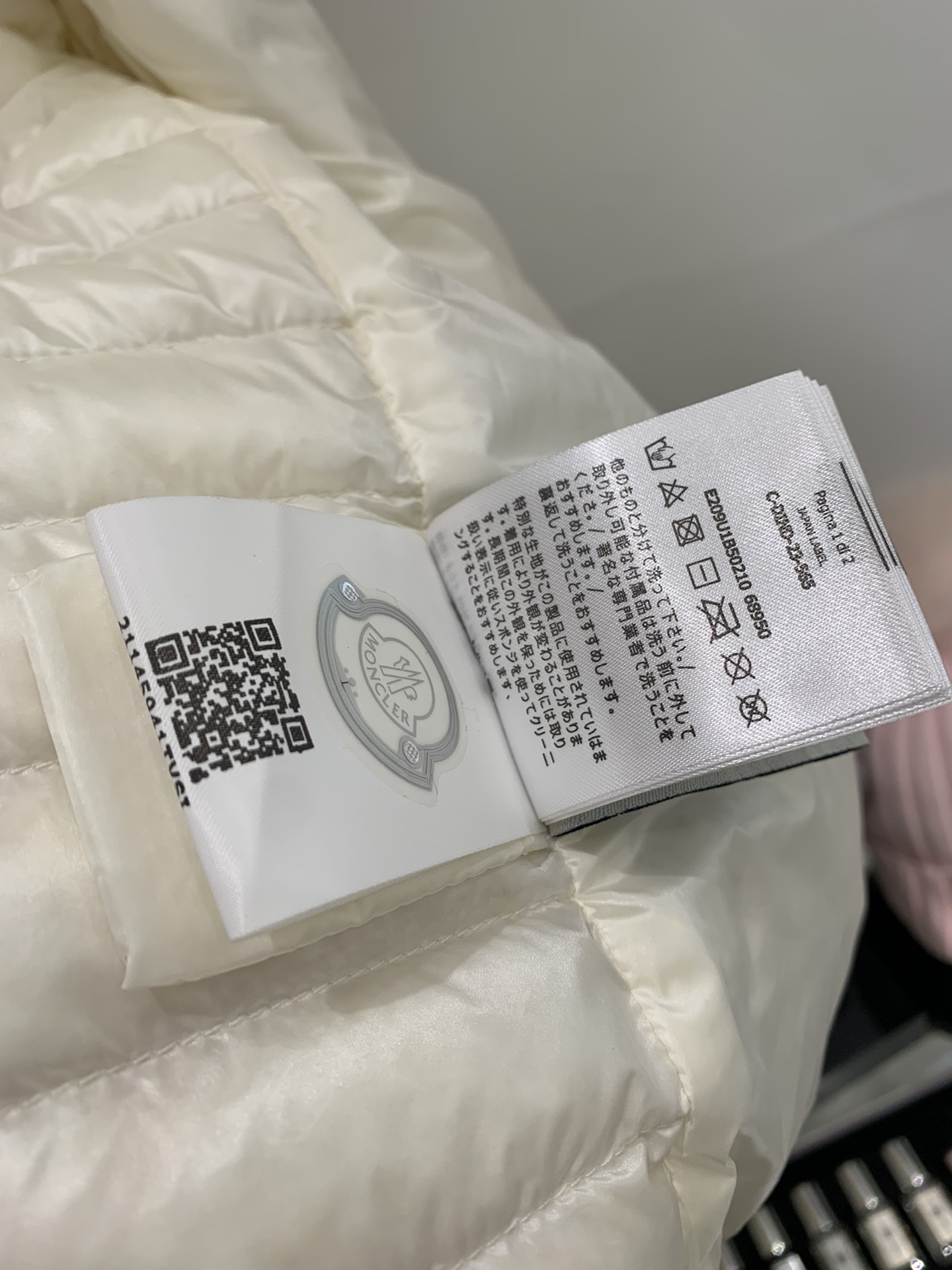 【新品】秋冬moncl*r立领轻薄羽绒羊毛针织开衫羽绒服 现货！
颜色：黑色 白色
尺码：s m L X