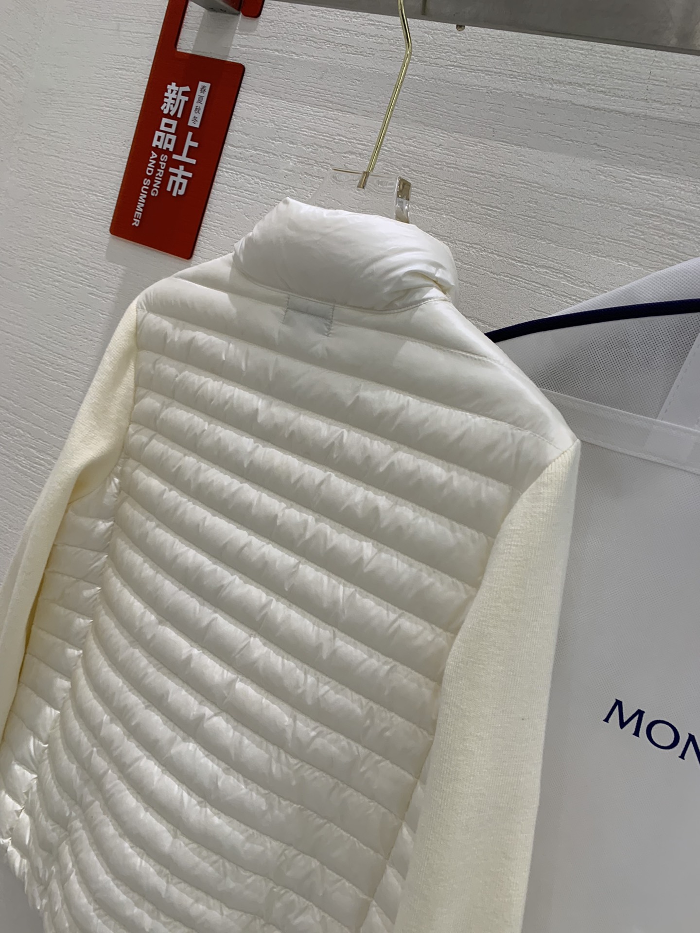 【新品】秋冬moncl*r立领轻薄羽绒羊毛针织开衫羽绒服 现货！
颜色：黑色 白色
尺码：s m L X