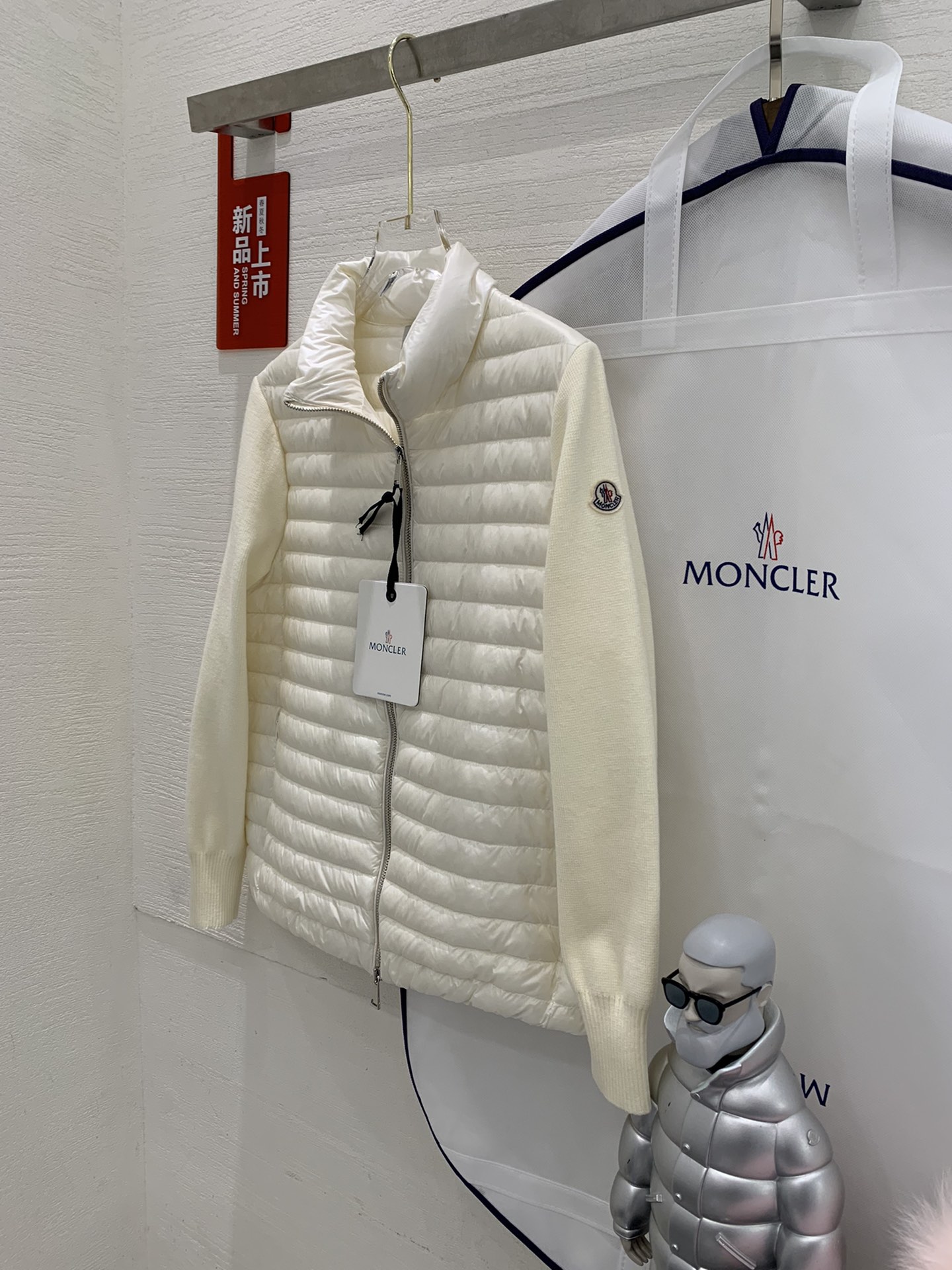 【新品】秋冬moncl*r立领轻薄羽绒羊毛针织开衫羽绒服 现货！
颜色：黑色 白色
尺码：s m L X