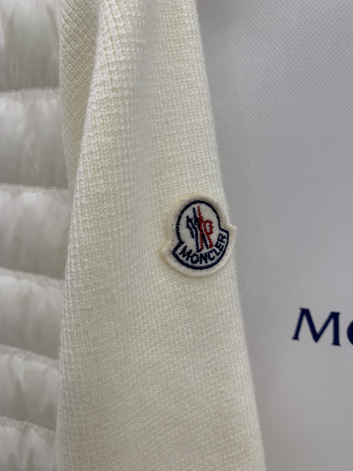 【新品】秋冬moncl*r立领轻薄羽绒羊毛针织开衫羽绒服 现货！
颜色：黑色 白色
尺码：s m L X