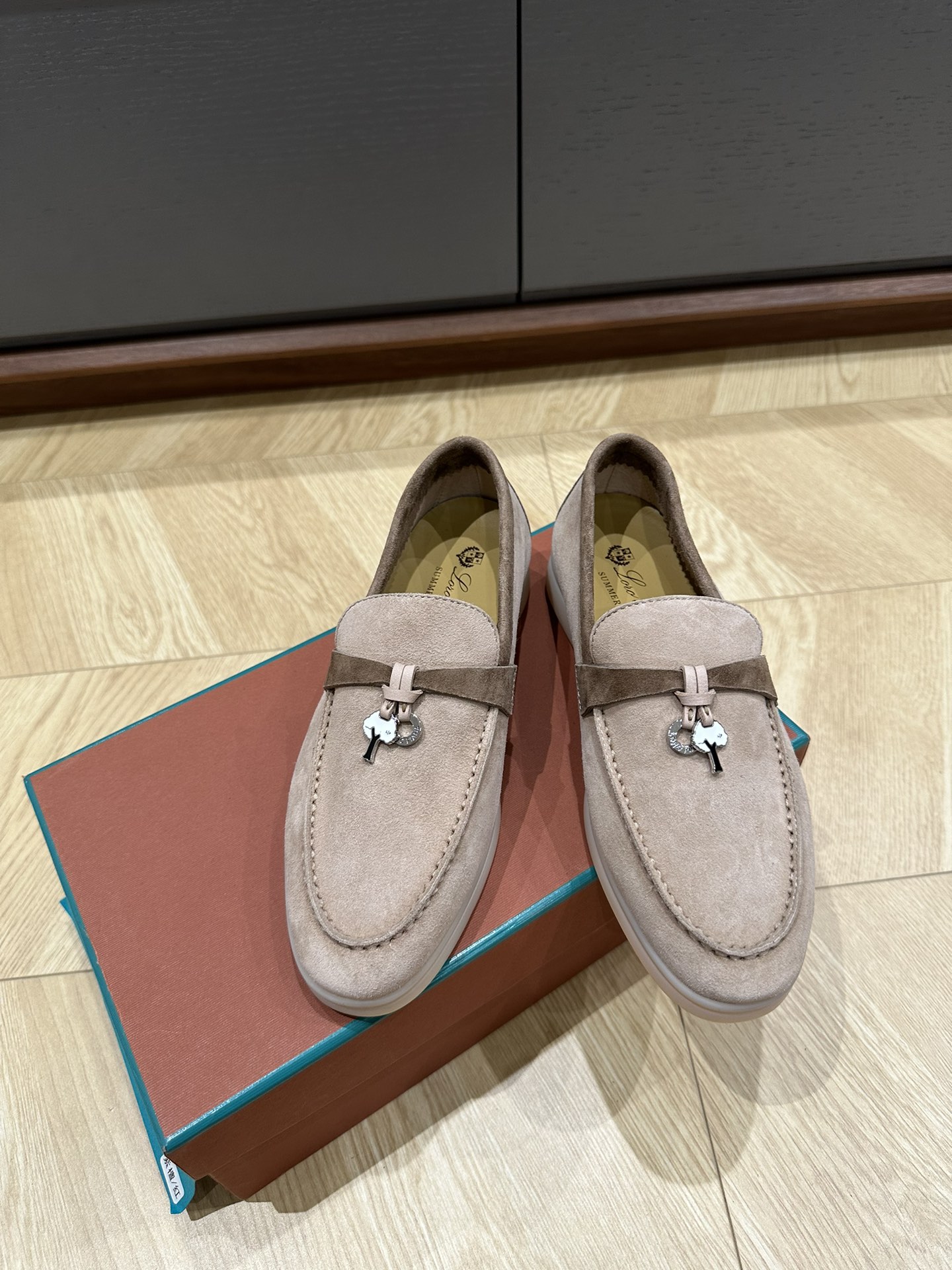 NO:262745,P women, men, LP spliced ​​women's pendant loafers, top Loro piano* new color combination // full suede // genuine leather midsole latex sole size women 35/36/37/38/39/40/41/, casual shoes/sports shoes, loro piano, loro piano, loafers, sneakers, chamois leather19860909P女 男 LP拼接款女款吊坠乐福鞋,顶Loro pian*新拼色//全麂皮//真皮中底乳胶底 size女35/36/37/38/39/40/41/,休闲鞋/运动鞋,loro piana,loro piana,loafers,sneakers,chamois leather,Women's Shoes