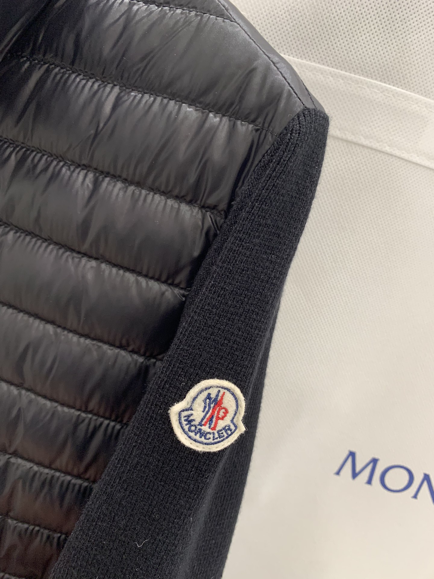秋冬moncl*r立领轻薄羽绒羊毛针织开衫羽绒服 现货！
颜色：黑色 白色
尺码：s m L XL
实物
