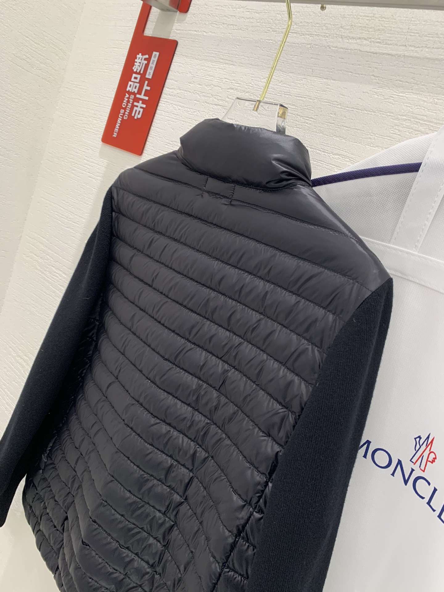 秋冬moncl*r立领轻薄羽绒羊毛针织开衫羽绒服 现货！
颜色：黑色 白色
尺码：s m L XL
实物