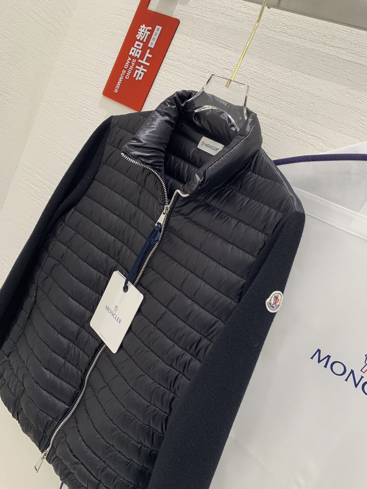 秋冬moncl*r立领轻薄羽绒羊毛针织开衫羽绒服 现货！
颜色：黑色 白色
尺码：s m L XL
实物