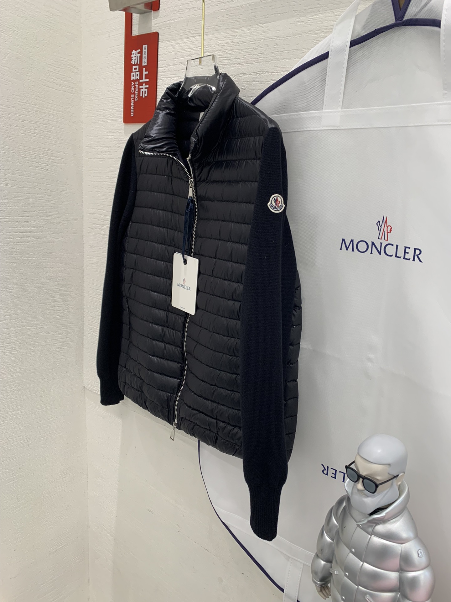秋冬moncl*r立领轻薄羽绒羊毛针织开衫羽绒服 现货！
颜色：黑色 白色
尺码：s m L XL
实物