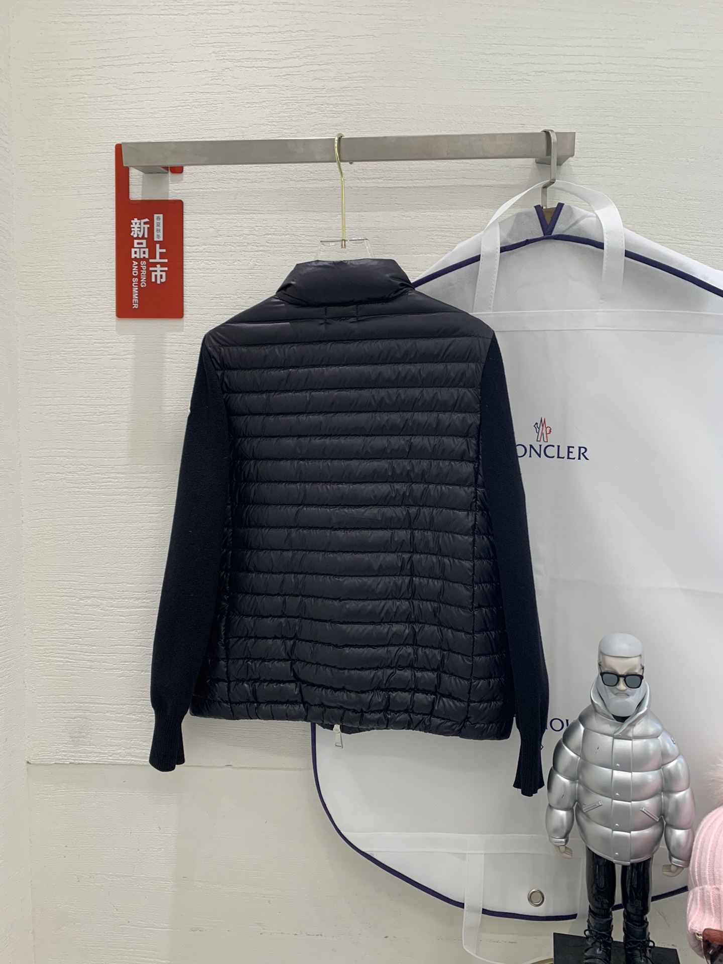 秋冬moncl*r立领轻薄羽绒羊毛针织开衫羽绒服 现货！
颜色：黑色 白色
尺码：s m L XL
实物