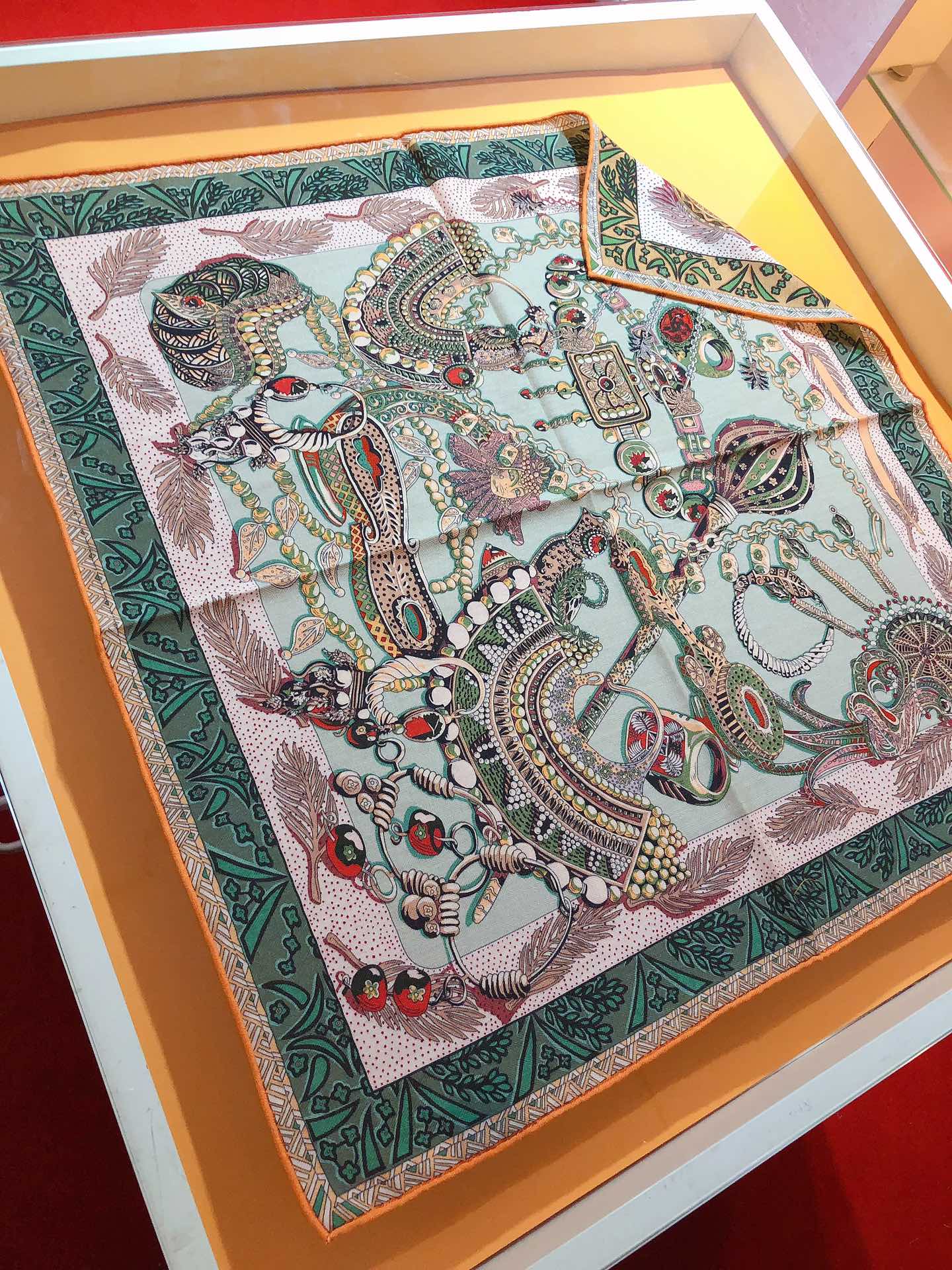 NO:169456,RHMS23123H home 70cm double-sided velvet square scarf, this Hermes must-have accessory can be worn in various ways and is suitable for any clothing. Whether tied around the neck, or worn as a belt, hairband and headscarf, it is pleasing to the eye. The thickness available in all seasons is super practical, with a smooth and hand-made curly edge!  It is easy to control the two sides with different colors and combinations, and it is the first choice for gifts and self-use!  【70 cashmere 30 silk.70X70cm】, high-version scarf, hermes, real silk19860909RHMS23123H家70cm双面丝绒方巾,这款Hermes必备配饰可以多种方式佩戴,与任何服饰皆搭配得宜.无论系绕颈间,或作为腰带、束发带及头巾佩戴,皆赏心悦目.四季可用的厚度 ,超实用 ,手感顺滑纯手工卷边！双面不同配色不同配搭轻松驾驭,送礼自用都是首选！【70羊绒 30真丝.70X70cm】,高版本围巾,hermes,real silk,scarf