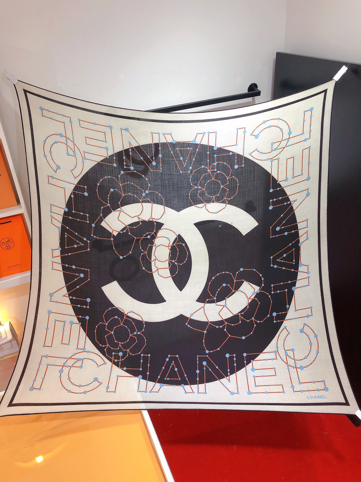 NO:170414,RCC2339 original single small fragrance 140cm velvet square scarf, made of classic cashmere and silk blend fabric, soft and light, easy to wear. It is an ideal companion for cold or slightly cool nights, providing you with warm care... Super value for rewards that will definitely scream counter quality This model is the top visual feast Top silk cashmere blended herringbone pattern is as soft and silky as velvet, making it a unique and precious existence. The overseas counters are absolutely top-notch!  Special channel goods sold one less [Specification 140x140cm 70 cashmere 30 silk], high-version scarf, real silk19860909RCC2339原单小香140cm丝绒方巾,采用经典山羊绒和真丝混纺面料,柔软轻盈,佩戴方便.它是寒冷时分或微凉夜间的理想伴侣,为您提供温暖呵护.……超值回馈绝对会尖叫的专柜品质此款是顶级视觉盛宴顶级真丝羊绒混纺人字纹如天鹅绒般柔软丝滑,使之成为独一无二的珍贵存在.海外专柜同步绝对的顶级好货！特殊渠道货卖一个少一个【规格140x140cm 70羊绒30真丝】,高版本围巾,real silk,scarf